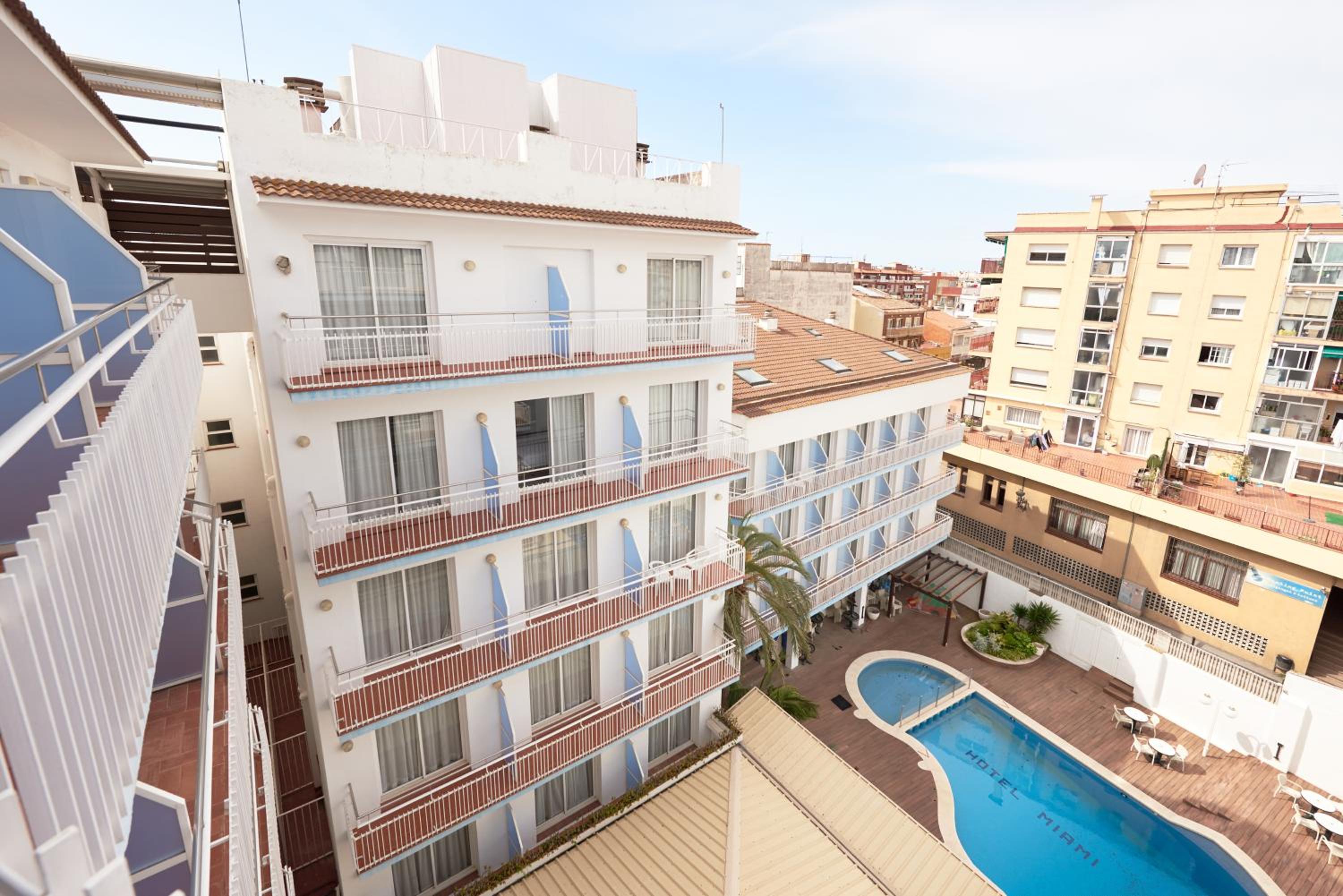 Double or Twin Room with Pool View - Photo 7