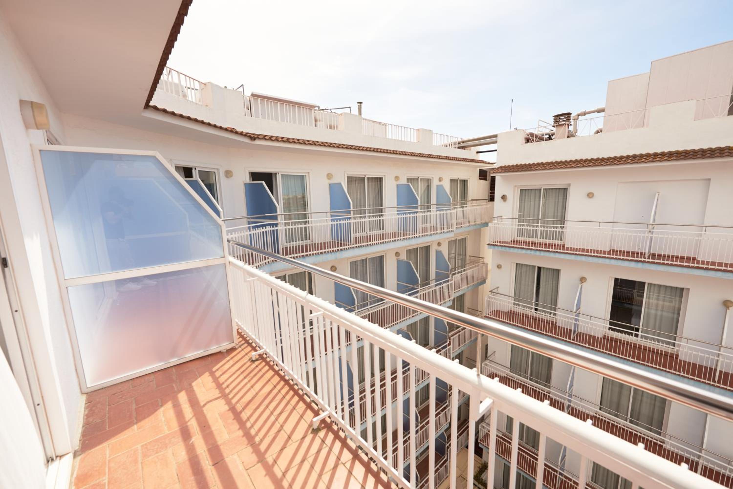Double or Twin Room with Pool View - Photo 6