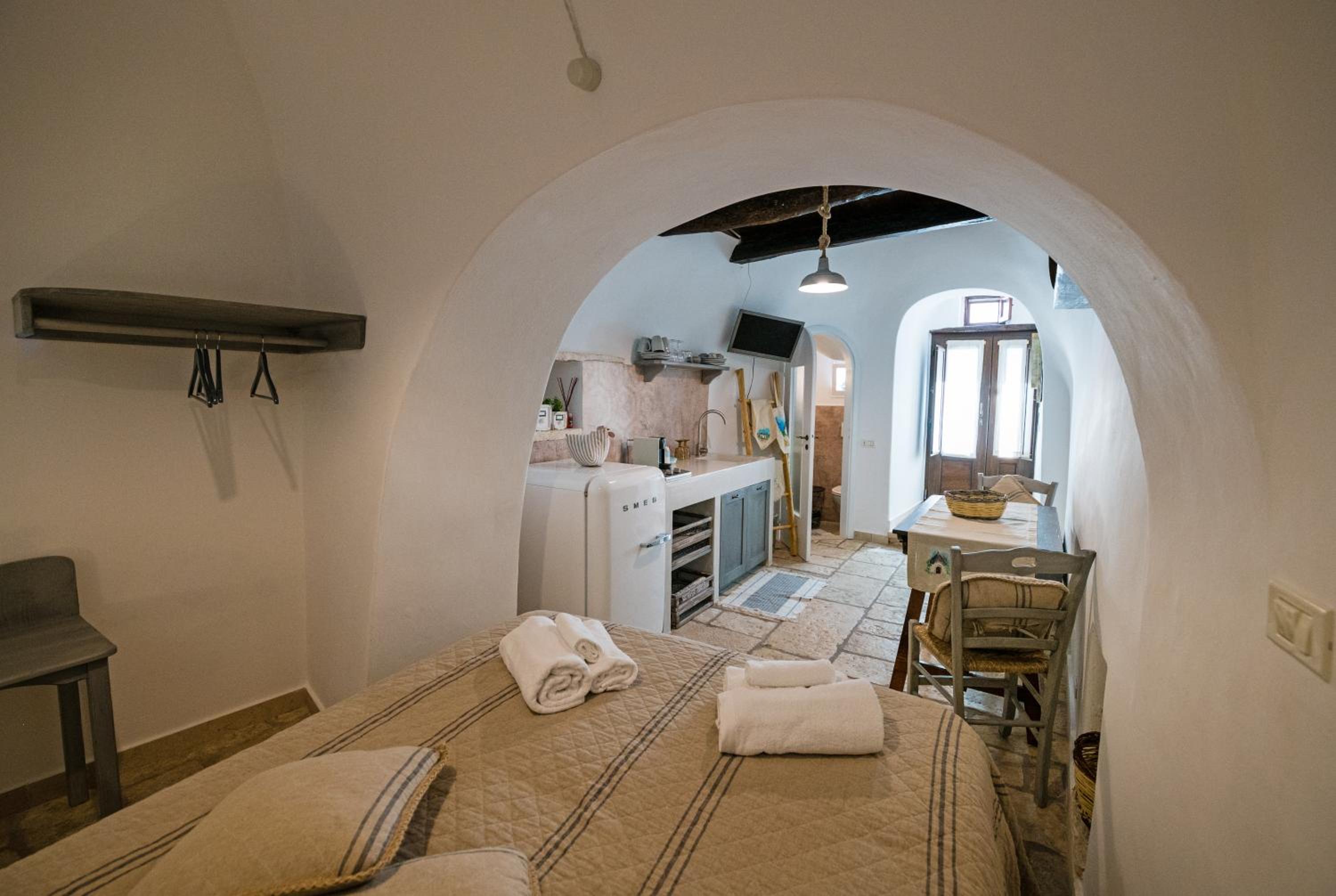 One-Bedroom House - Photo 11