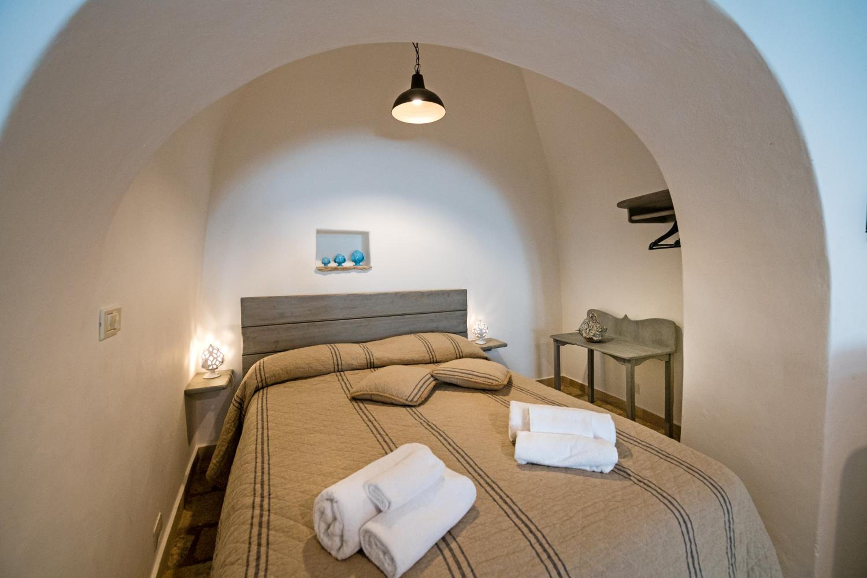 One-Bedroom House - Photo 8