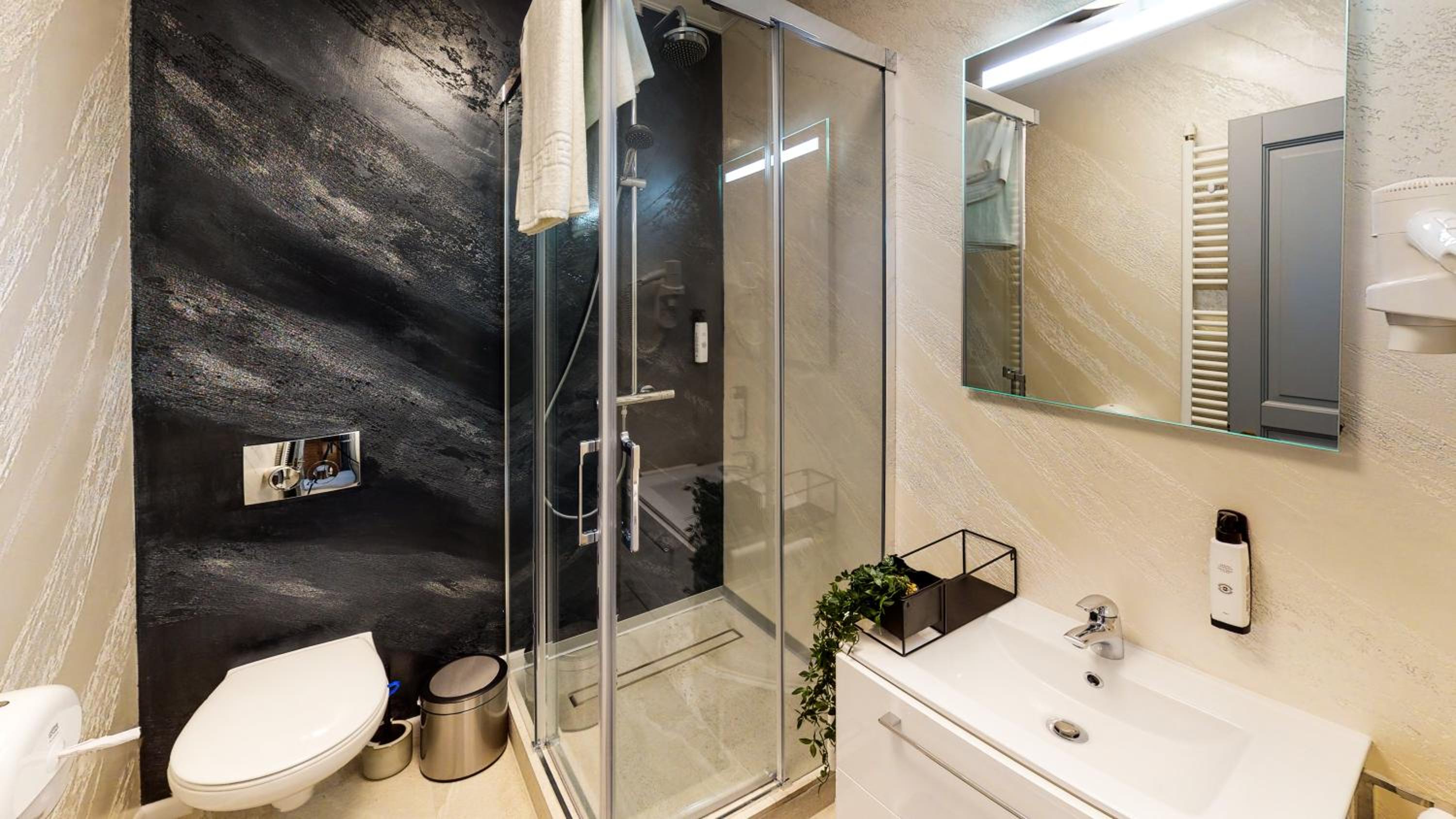 Suite with Balcony - Photo 4