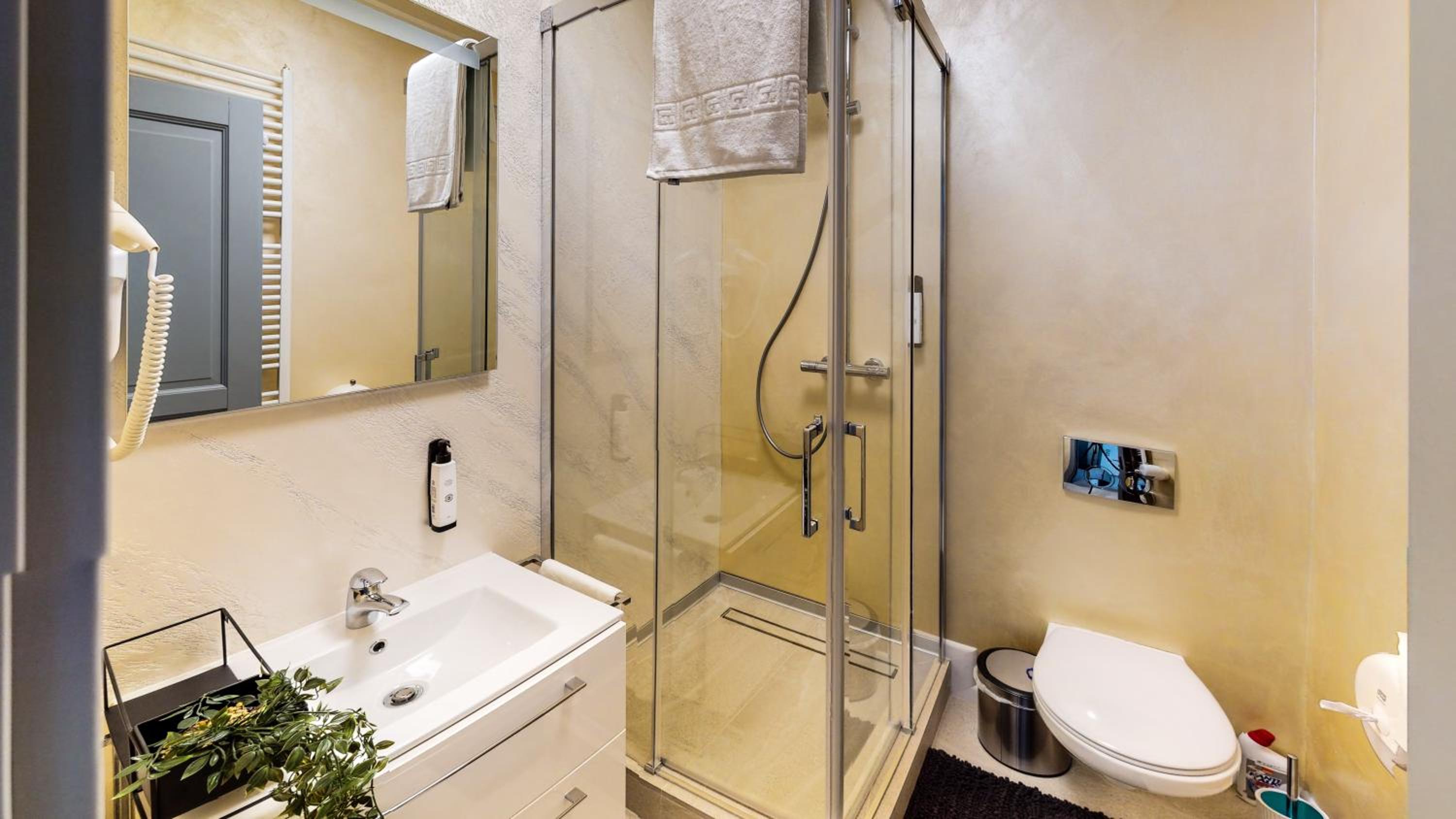 Double Room with Balcony - Photo 4