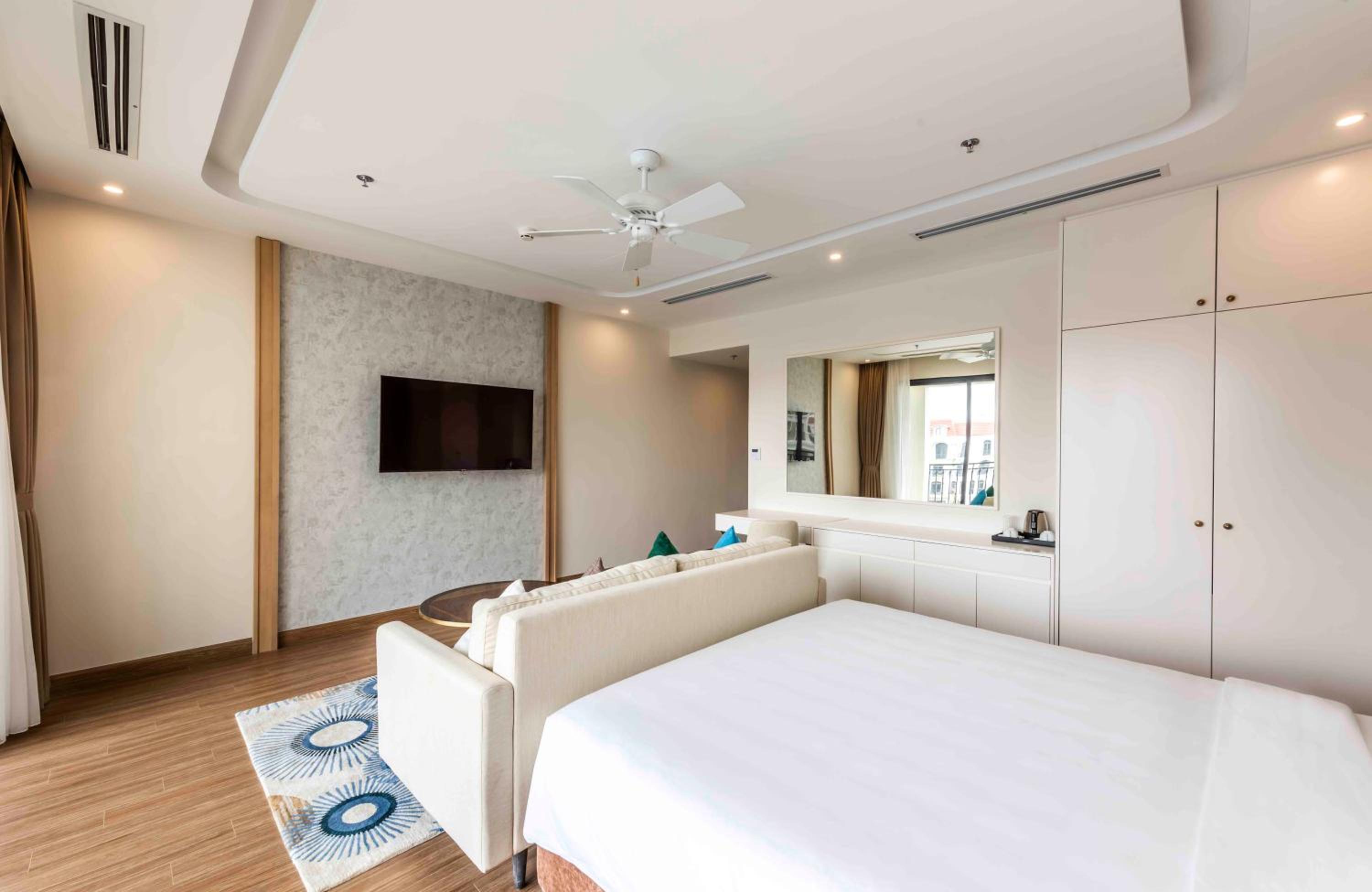 Studio Suite King Bed - Photo 7