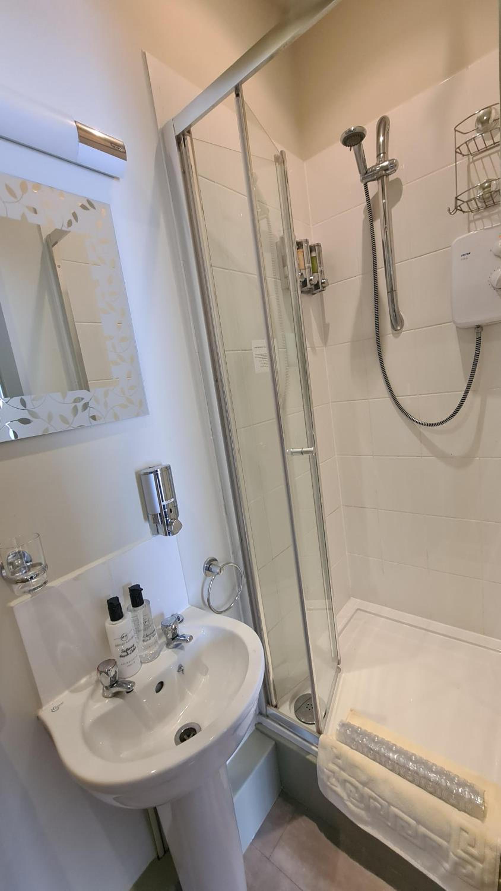 Double Room with Private Bathroom - Photo 4