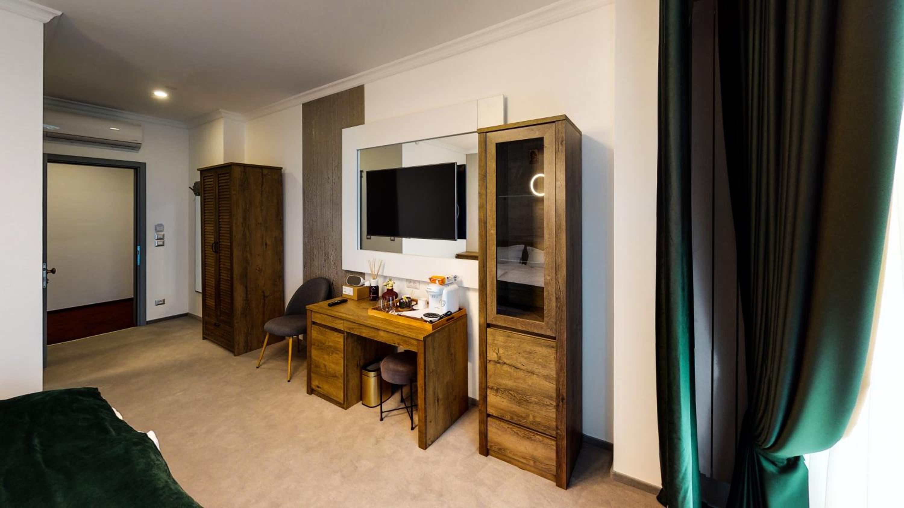 Deluxe Double Room with Balcony - Photo 4
