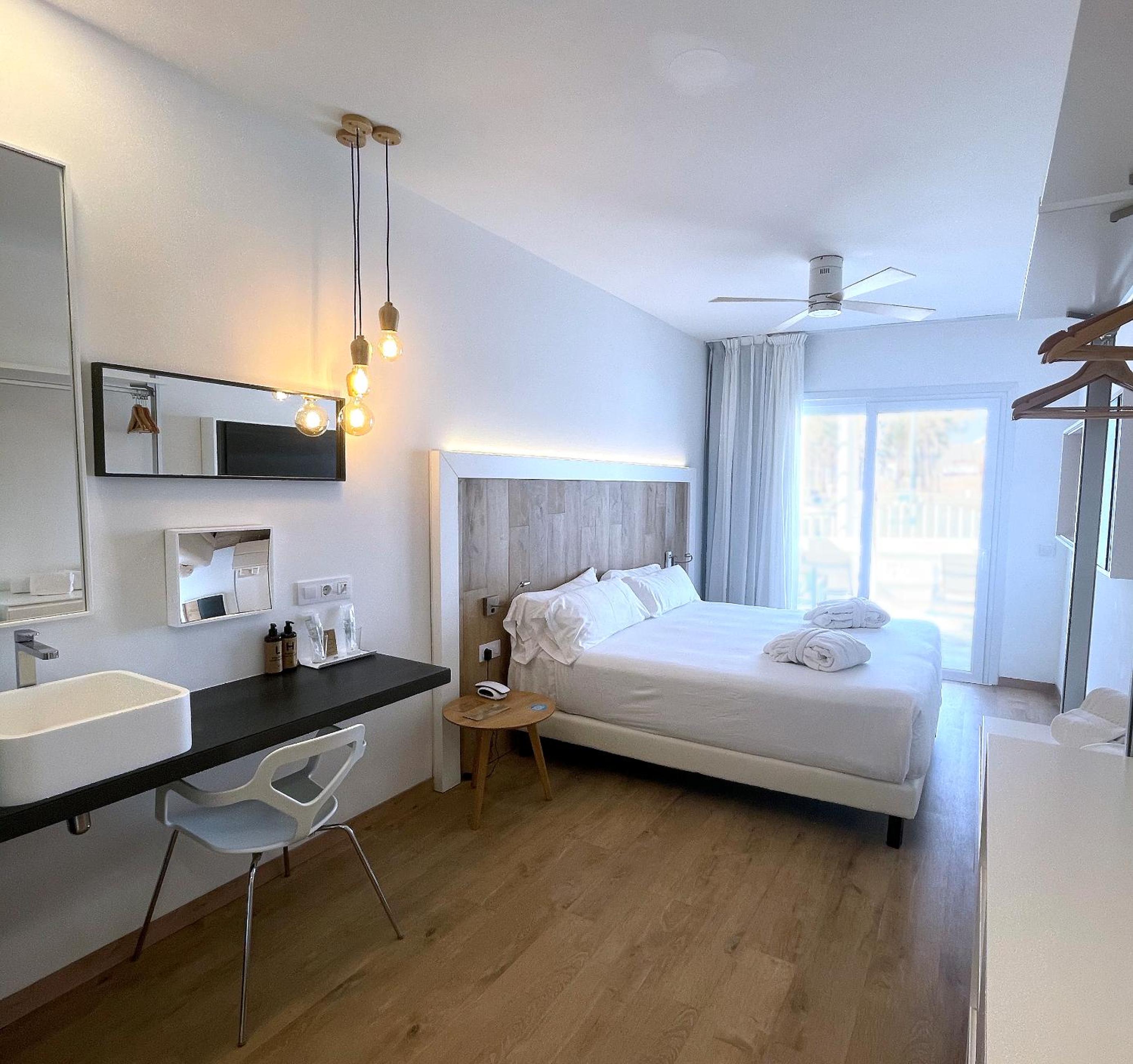 Habitación Doble Deluxe at Lago Resort Menorca – Casas del Lago Adults Only Habitación Doble Deluxe at Lago Resort Menorca – Casas del Lago Adults Only