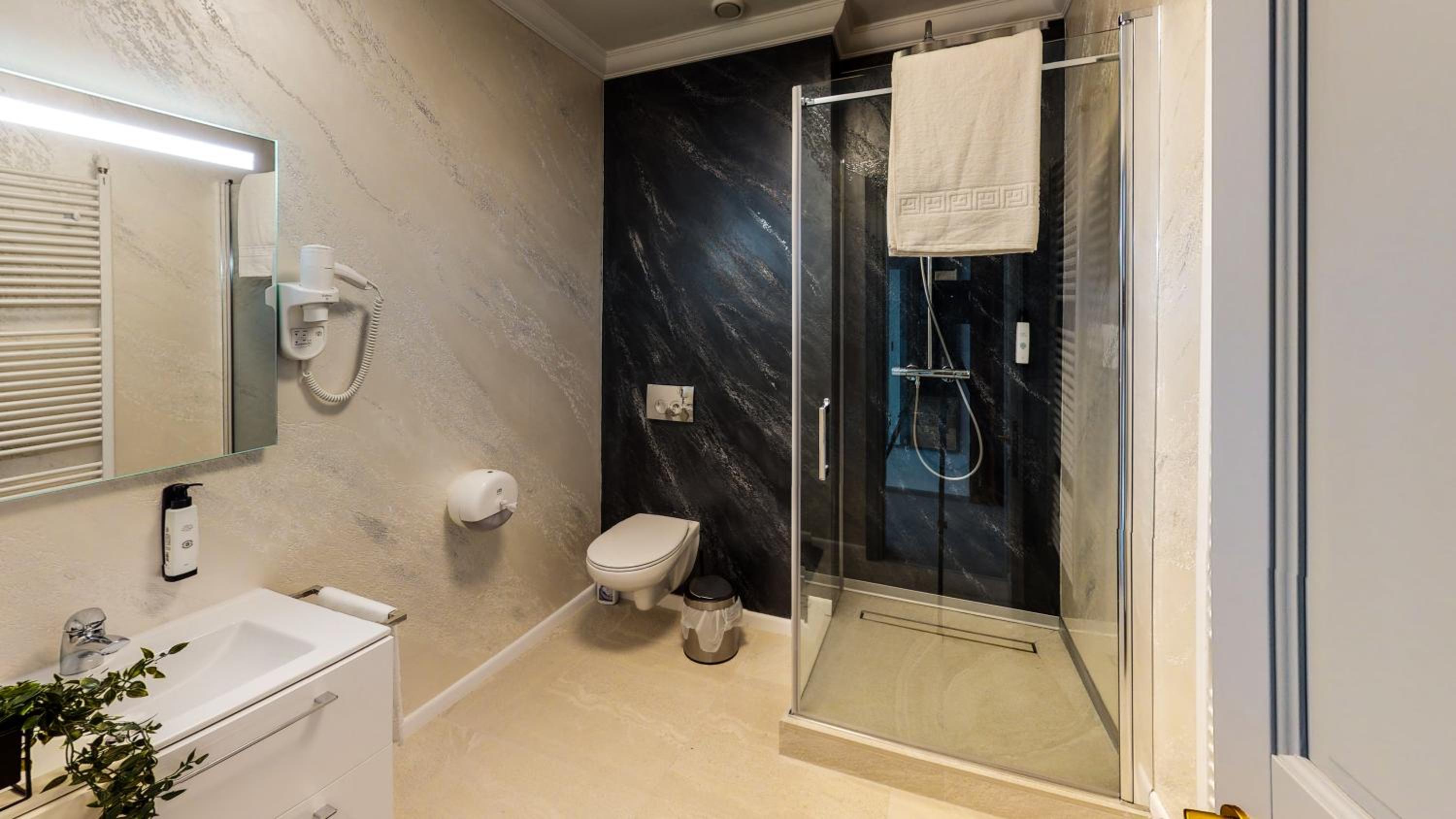 Deluxe Double Room with Balcony - Photo 7