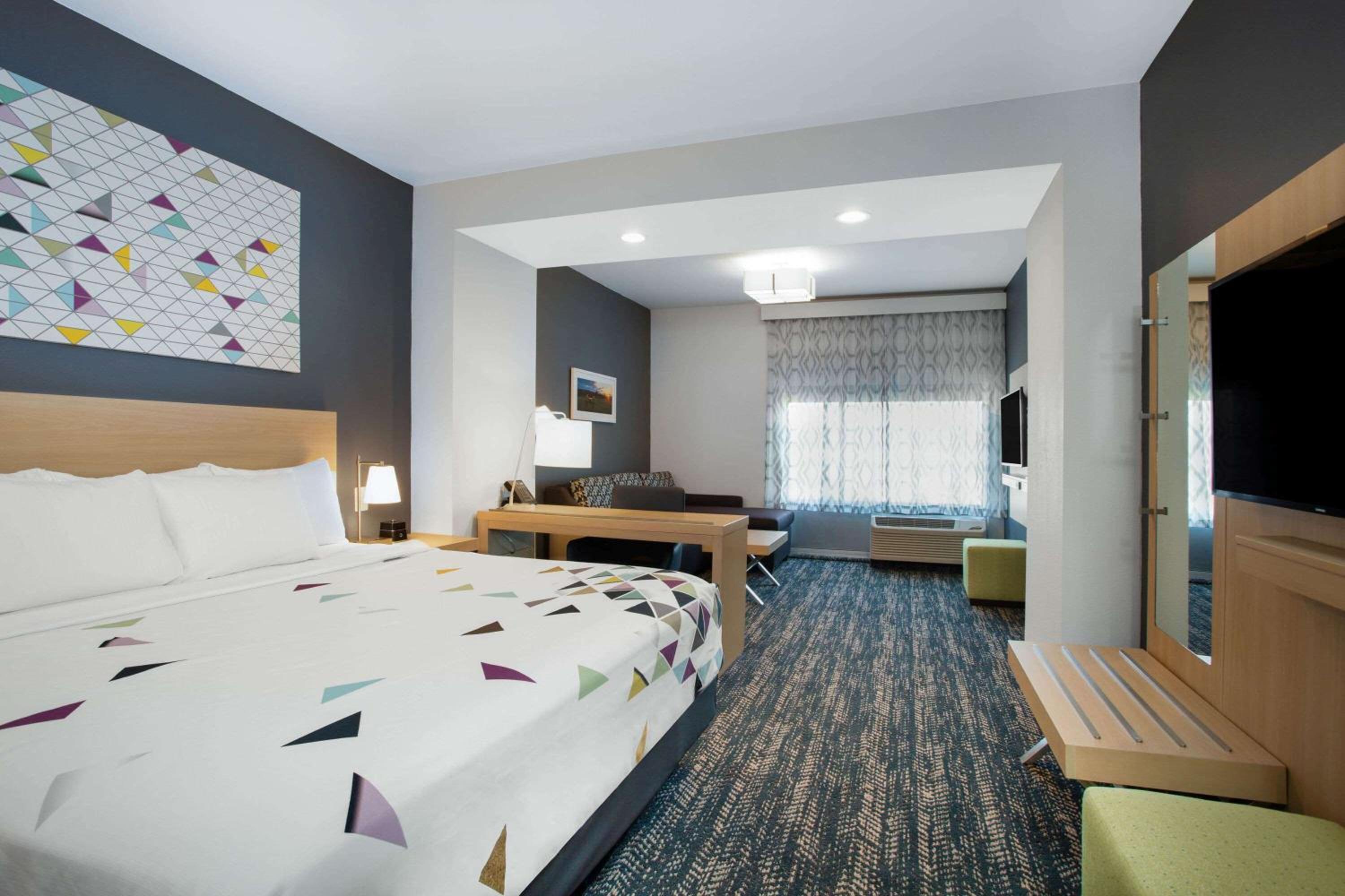 Deluxe King Suite - Non-Smoking - Photo 1
