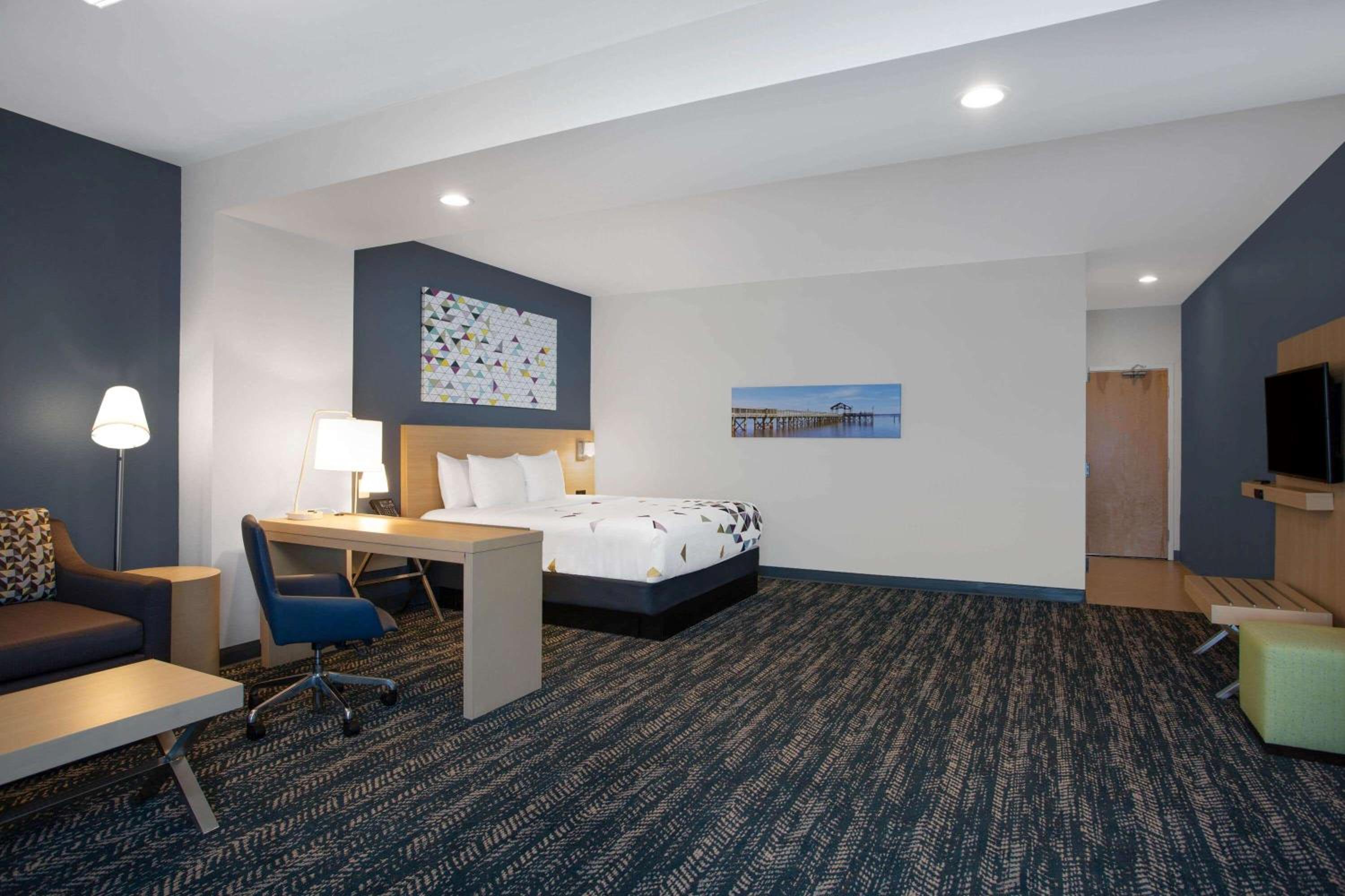 Deluxe King Suite - Non-Smoking - Photo 2