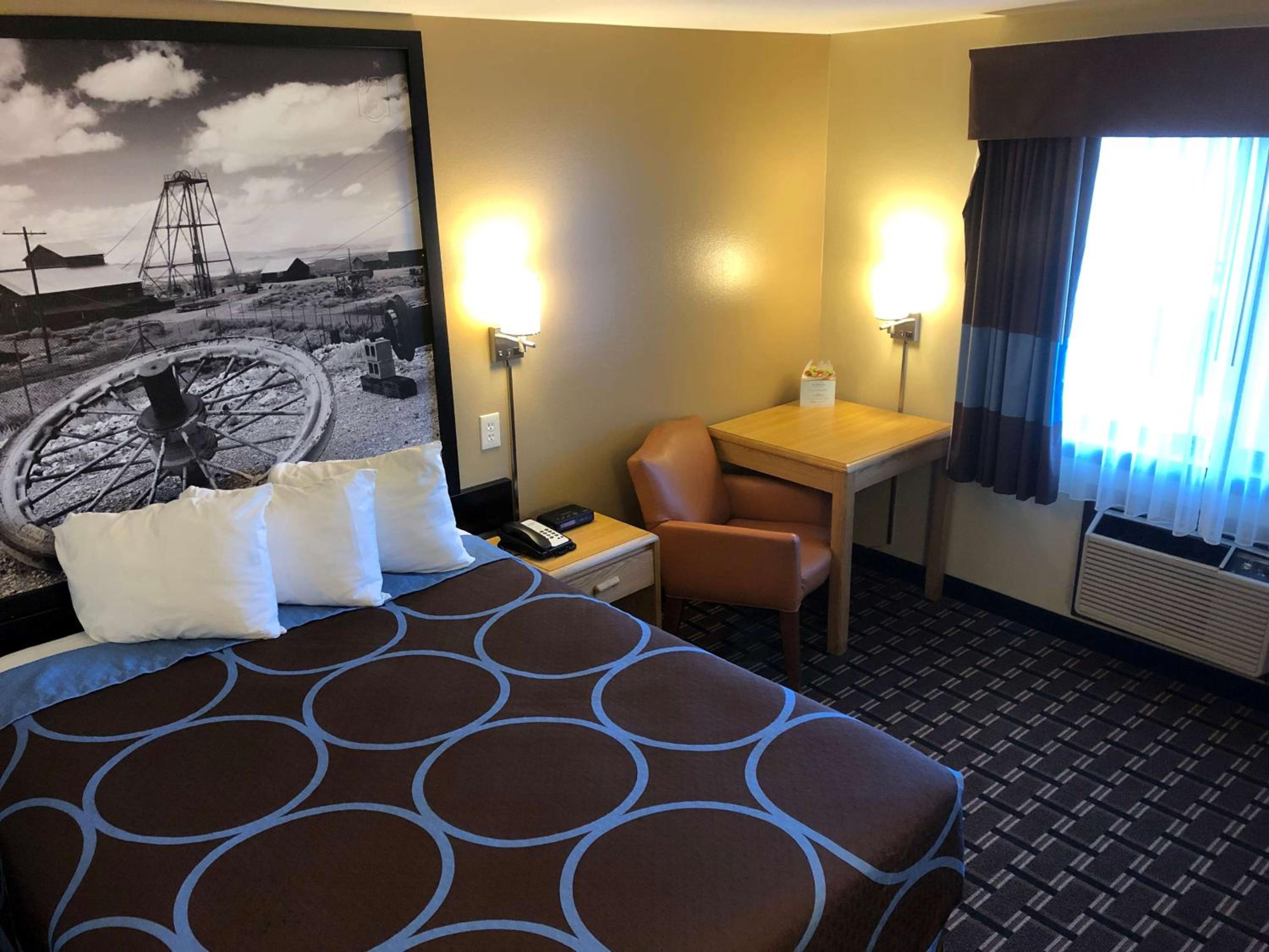 Queen Room - Non-Smoking - Photo 8