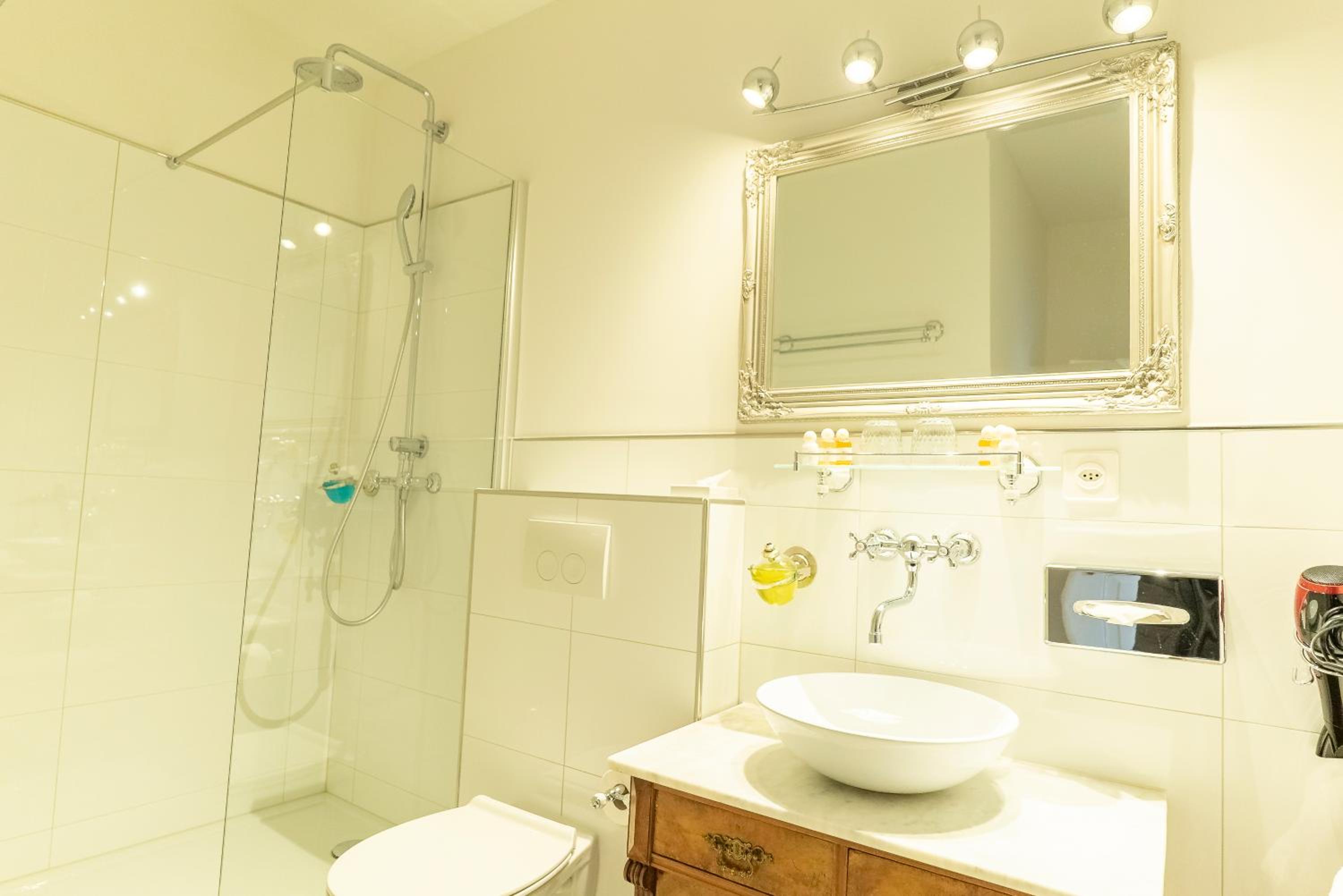 Deluxe Double Room with Lake View - Photo 16