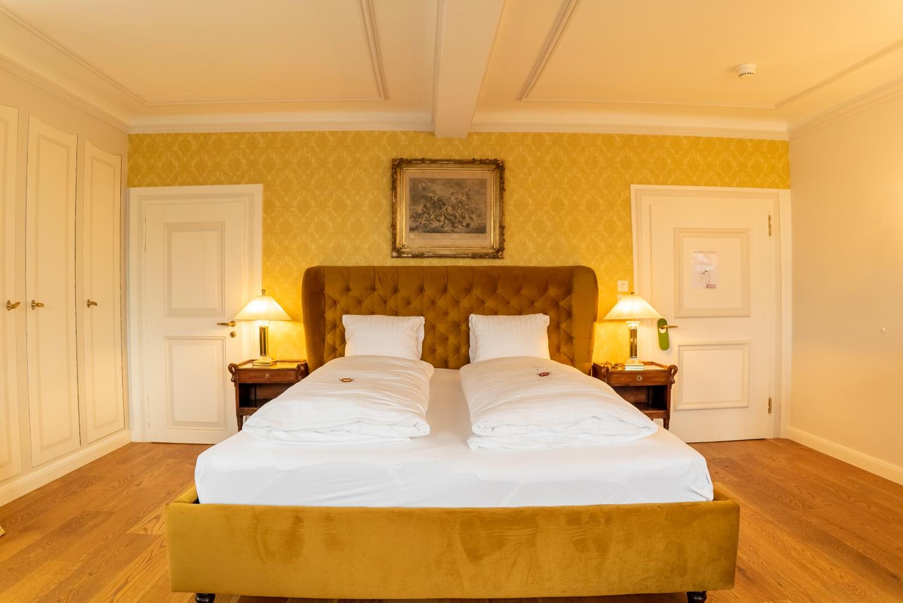 Deluxe Double Room with Lake View - Photo 8