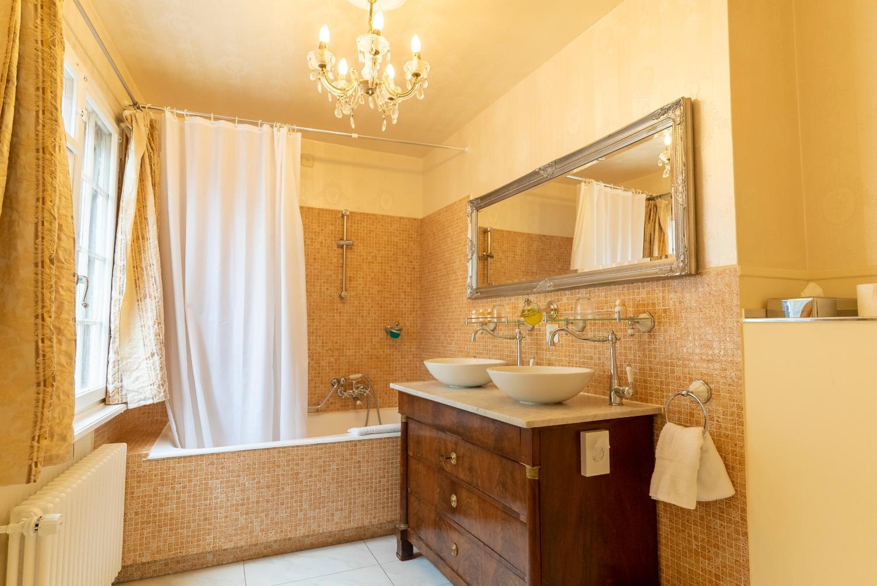 Deluxe Double Room with Lake View - Photo 7