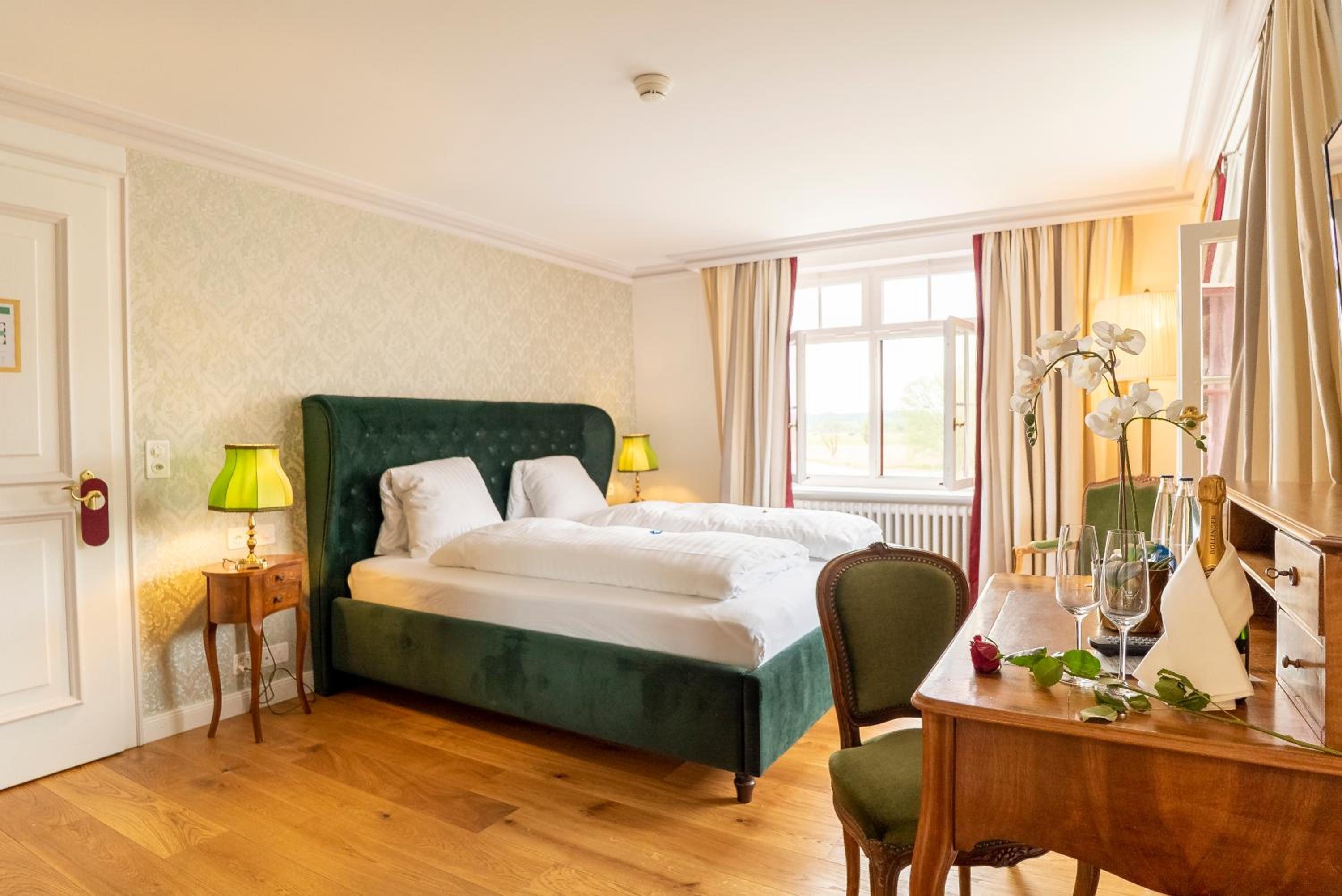 Deluxe Double Room with Lake View - Photo 3