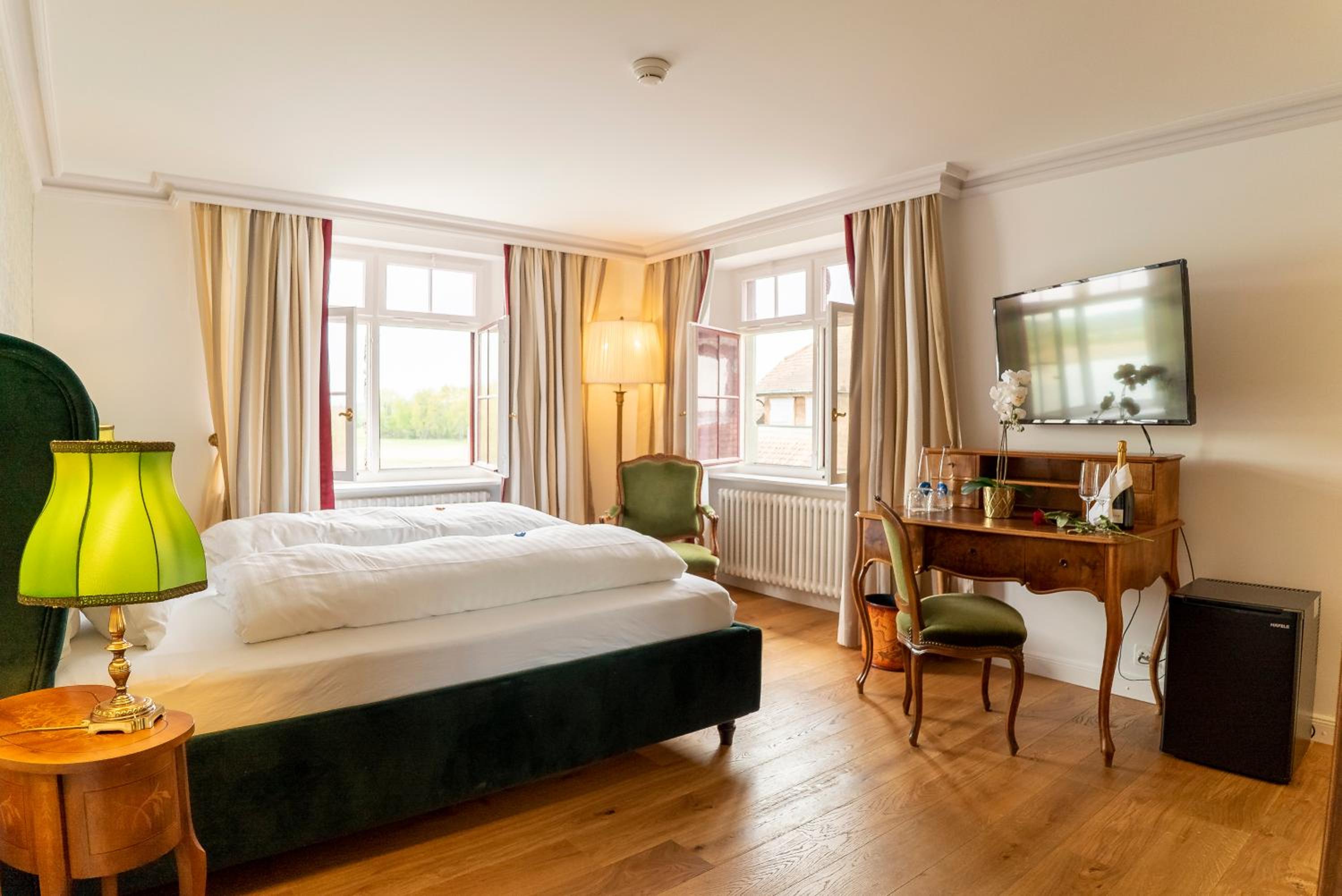 Deluxe Double Room with Lake View - Photo 10