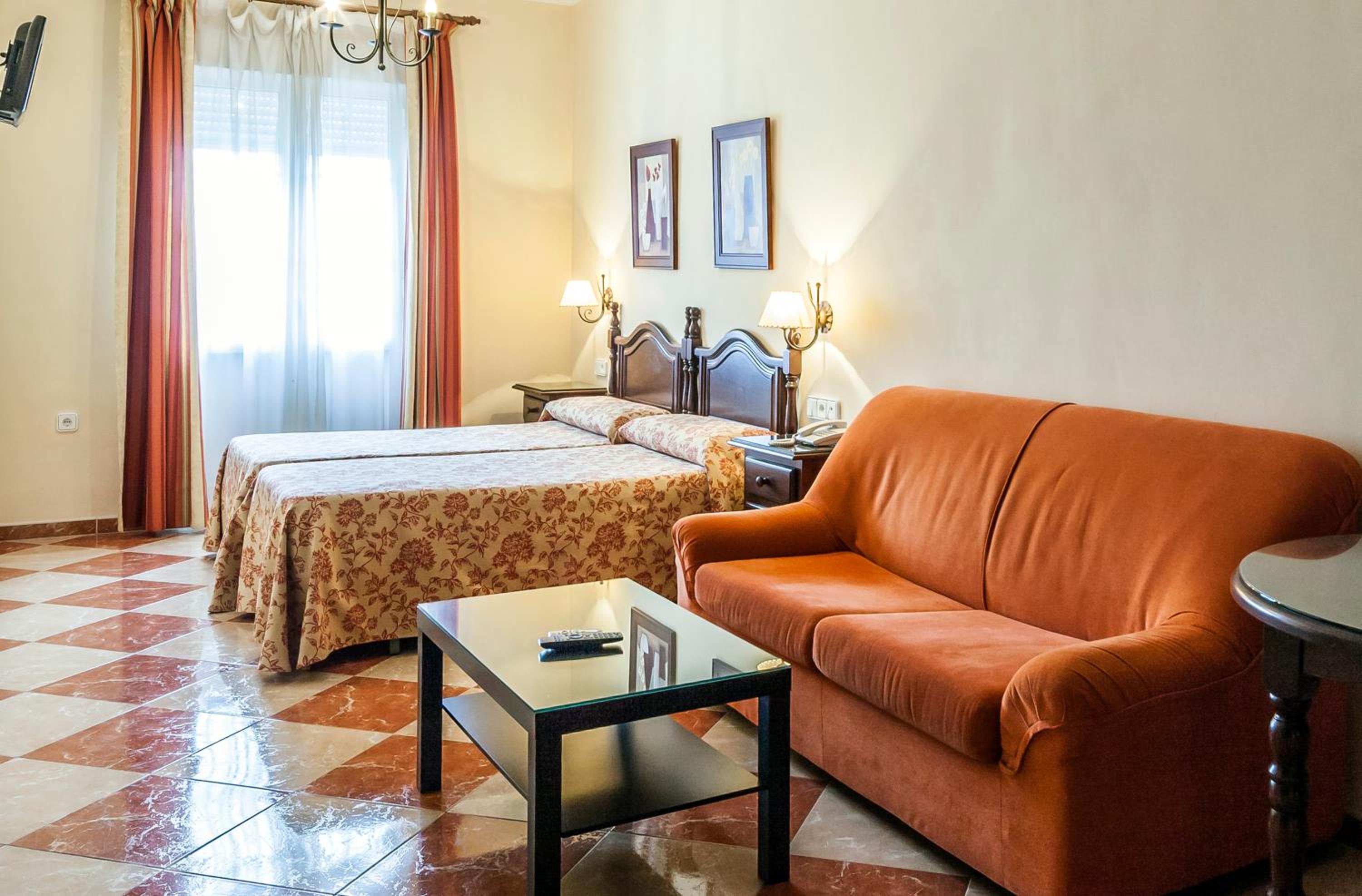 Double Room with Balcony - Photo 3