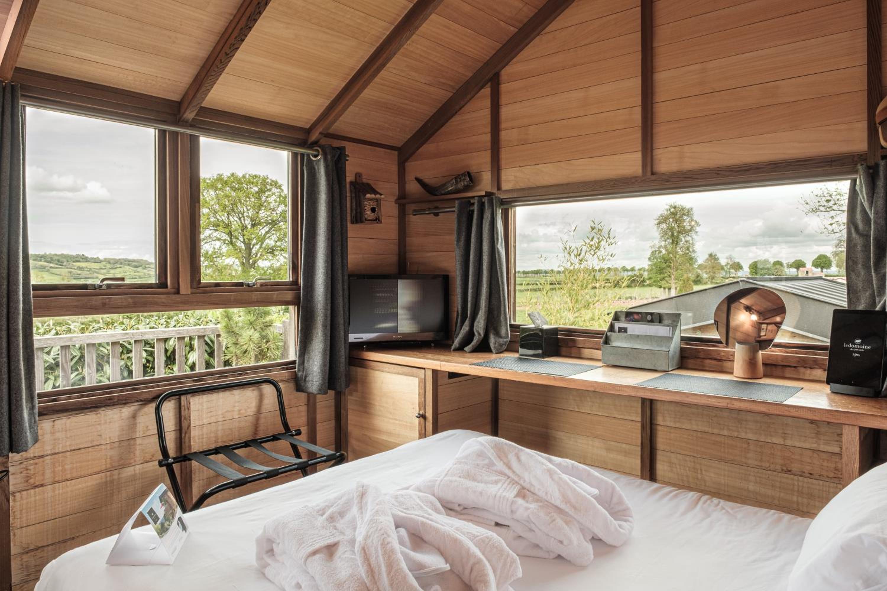 带热水浴缸的高级小屋