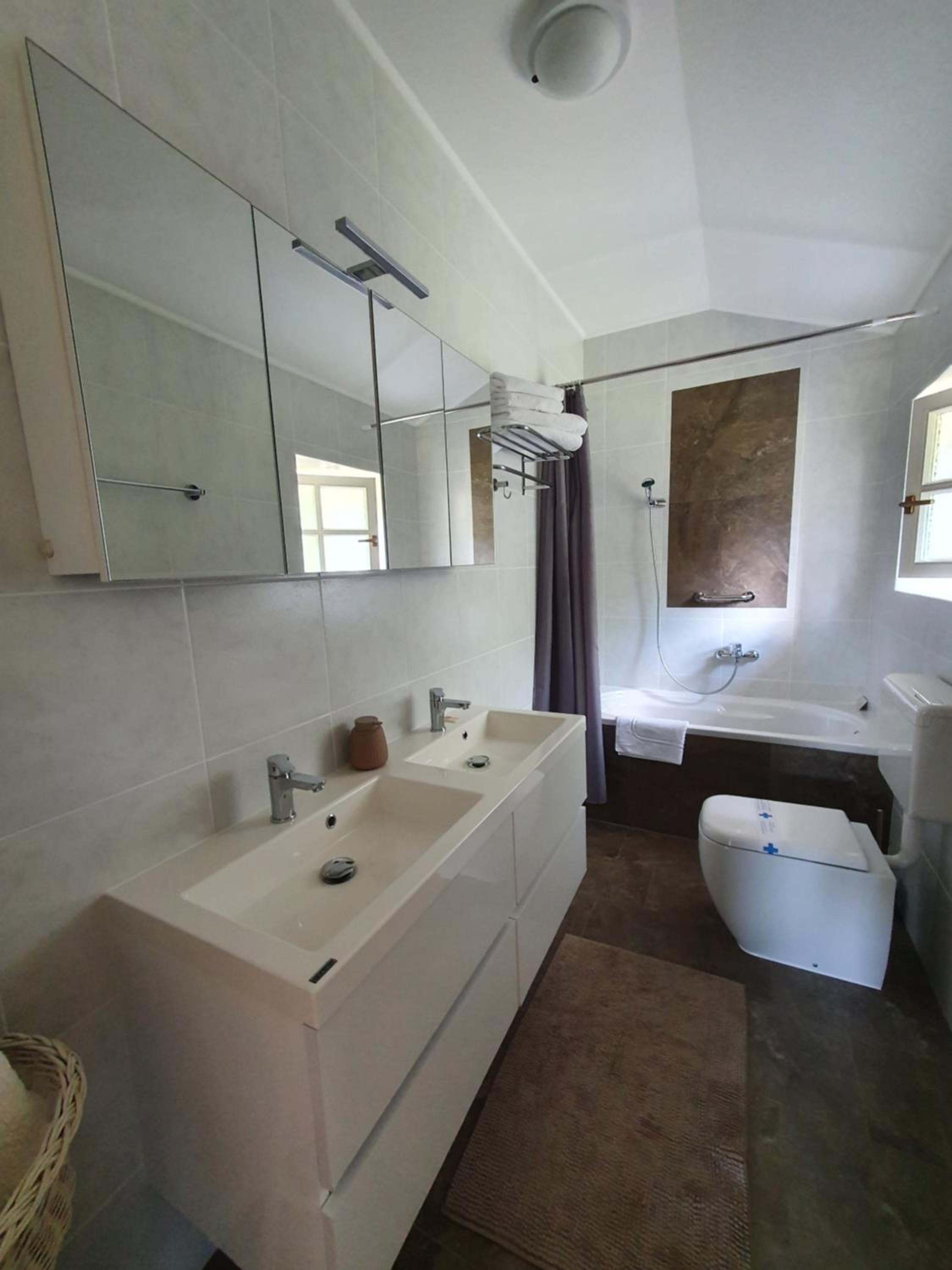 Deluxe Triple Room - Photo 16