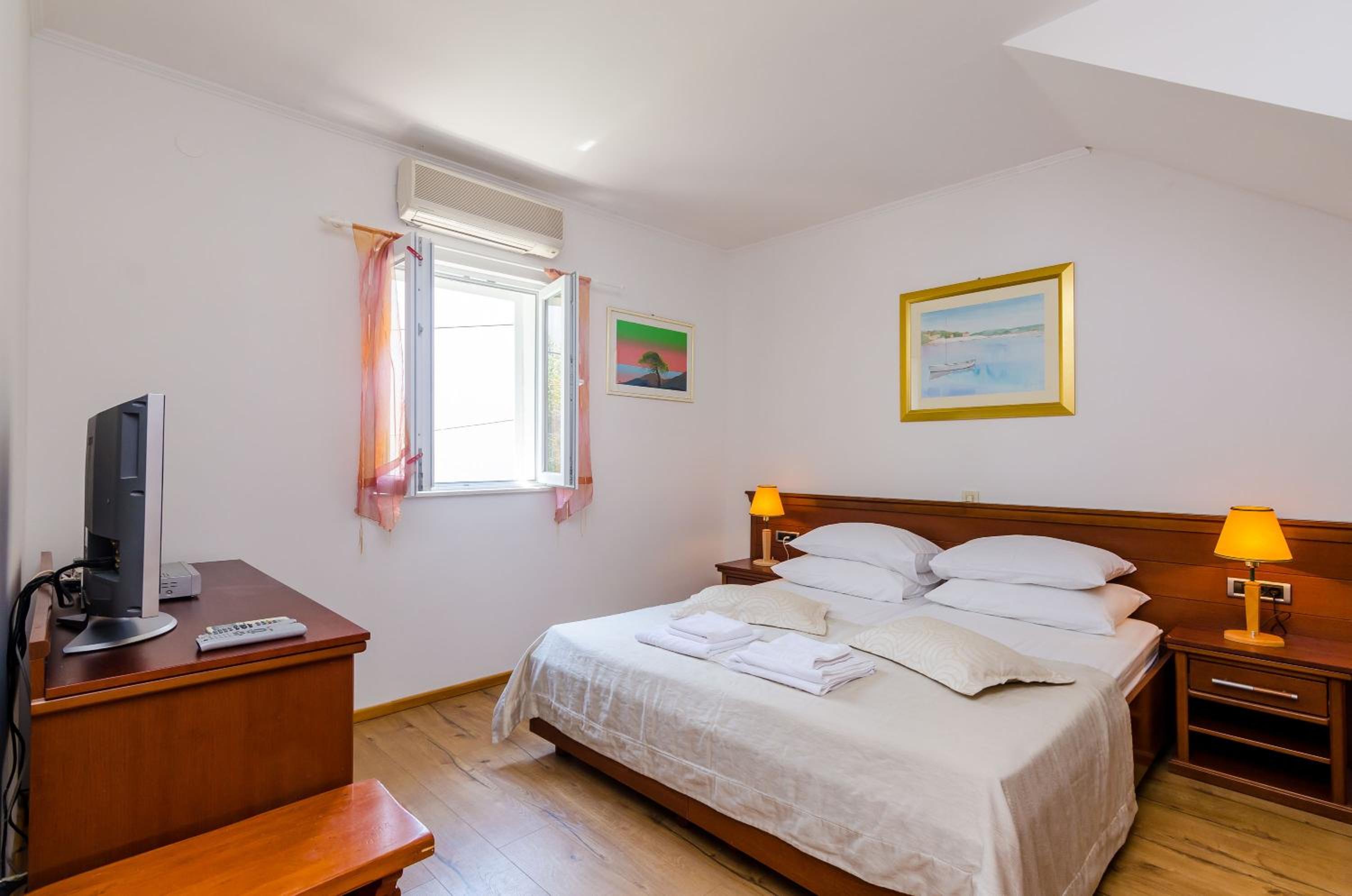 Comfort Double or Twin Room with Patio and Garden View photo 1