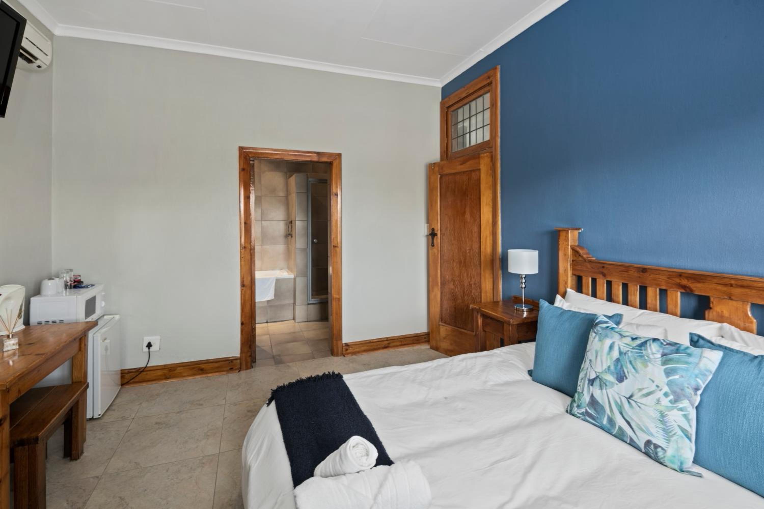 Deluxe King Room - Photo 7