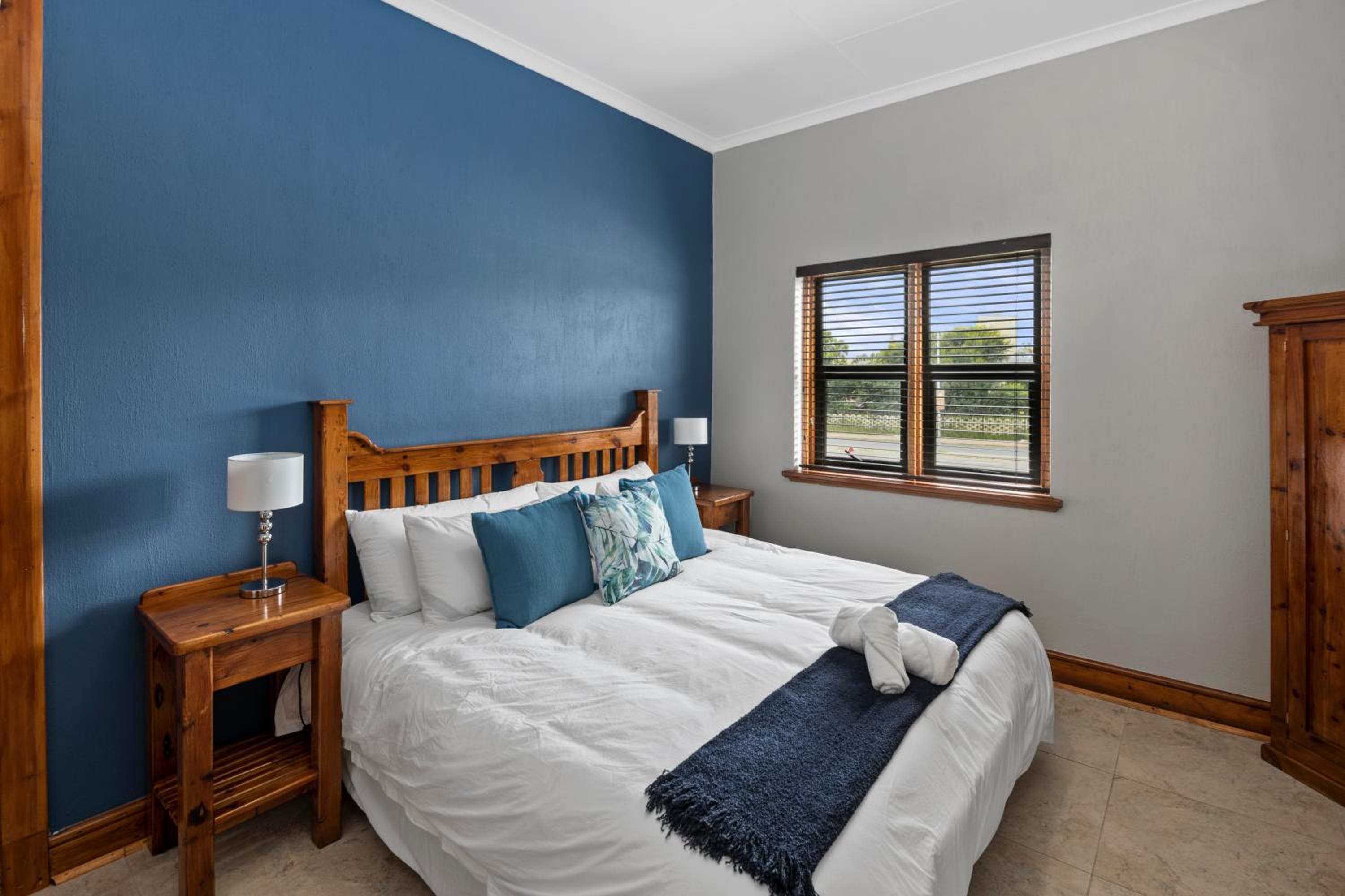 Deluxe King Room - Photo 8