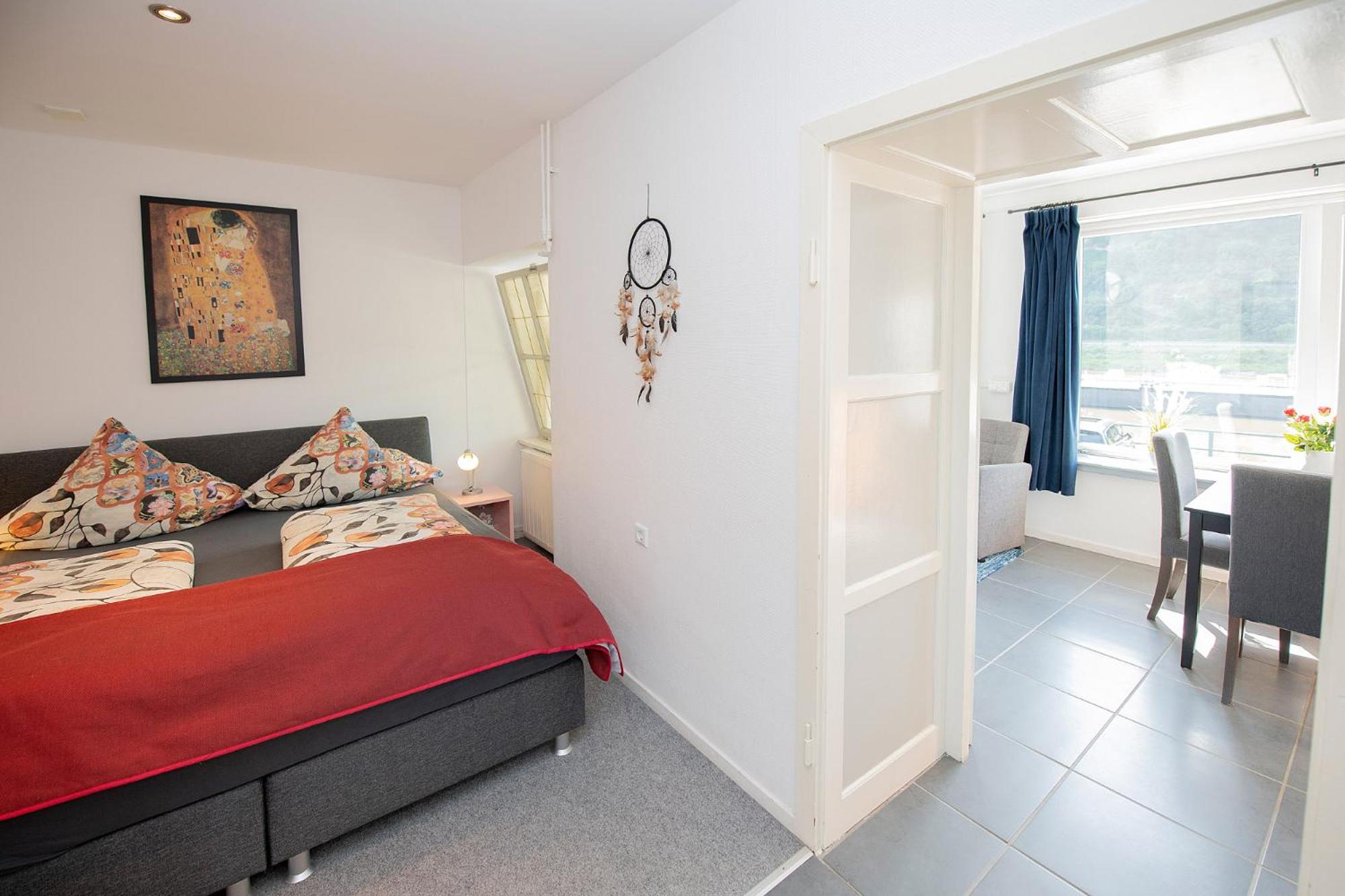 Deluxe King Suite photo 1