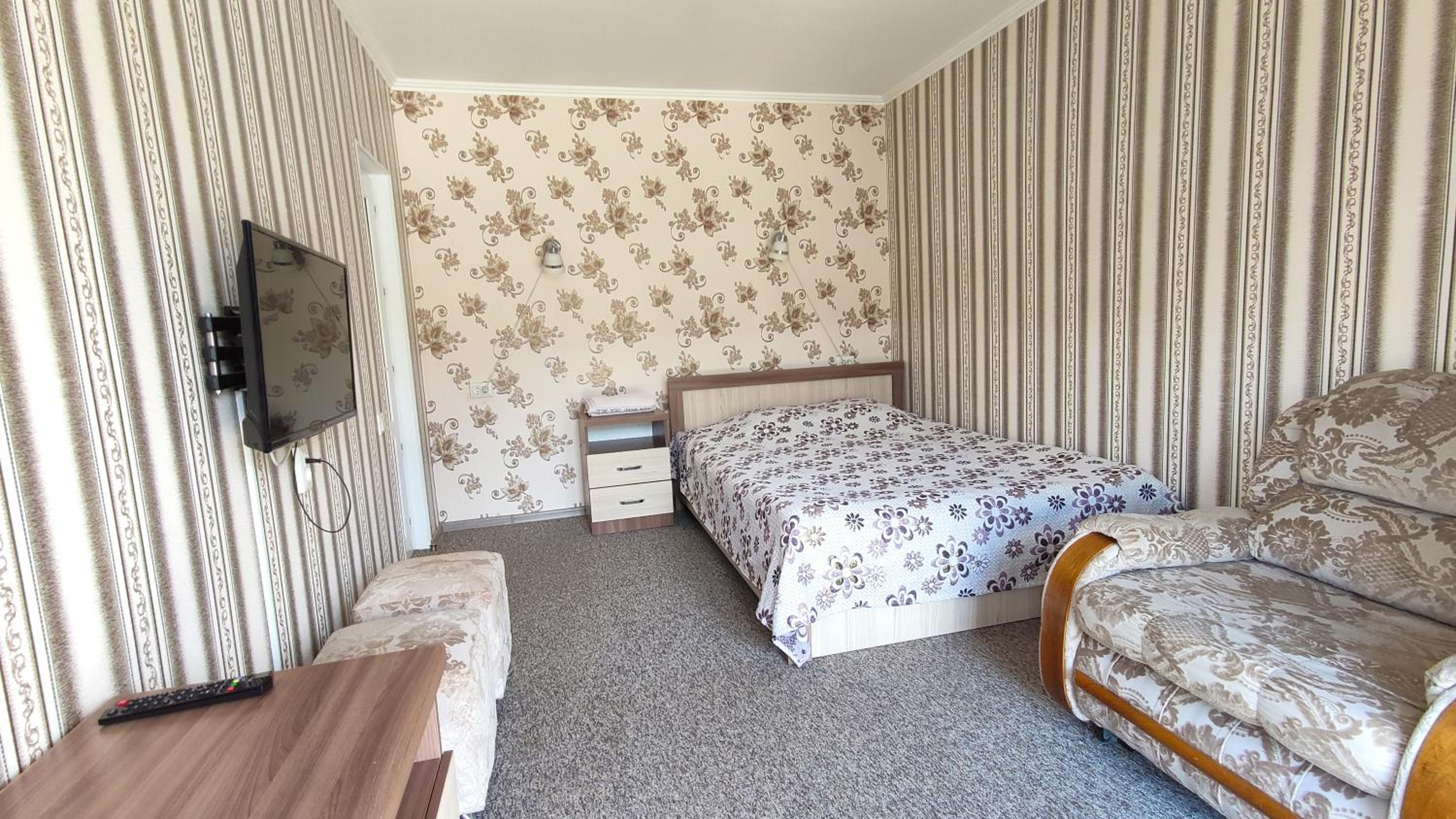 Deluxe Double Room (2 Adults + 1 Child)
