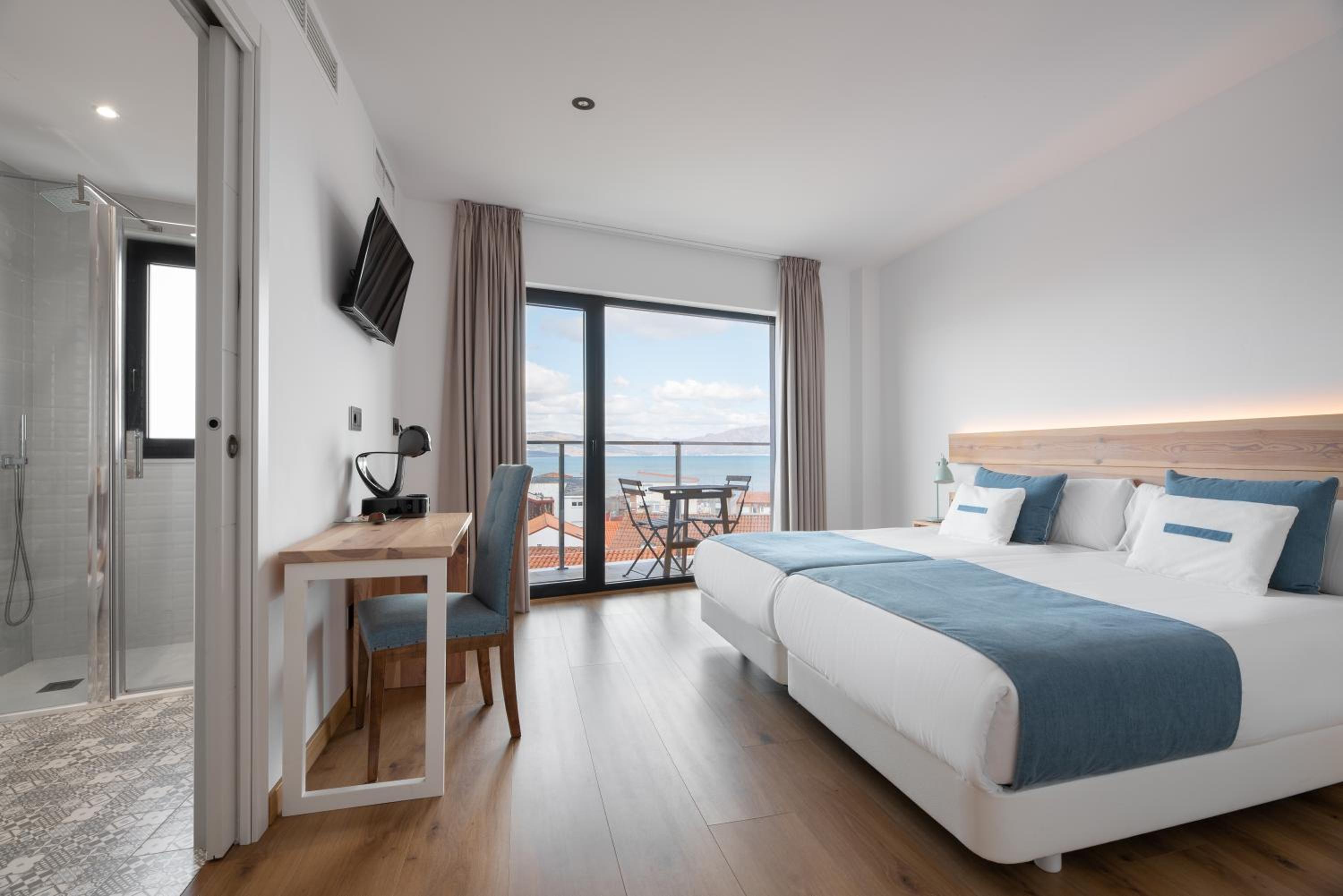 Superior Double or Twin Room with Sea View - Photo 3