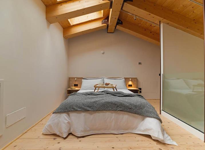 Deluxe Room (2 Adults + 1 Child)