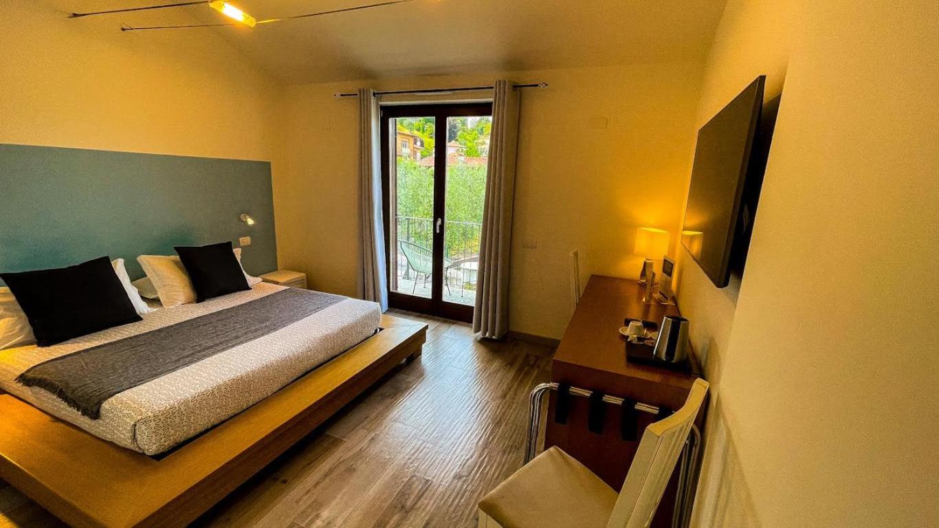 Superior Double or Twin Room with Lake View photo 1