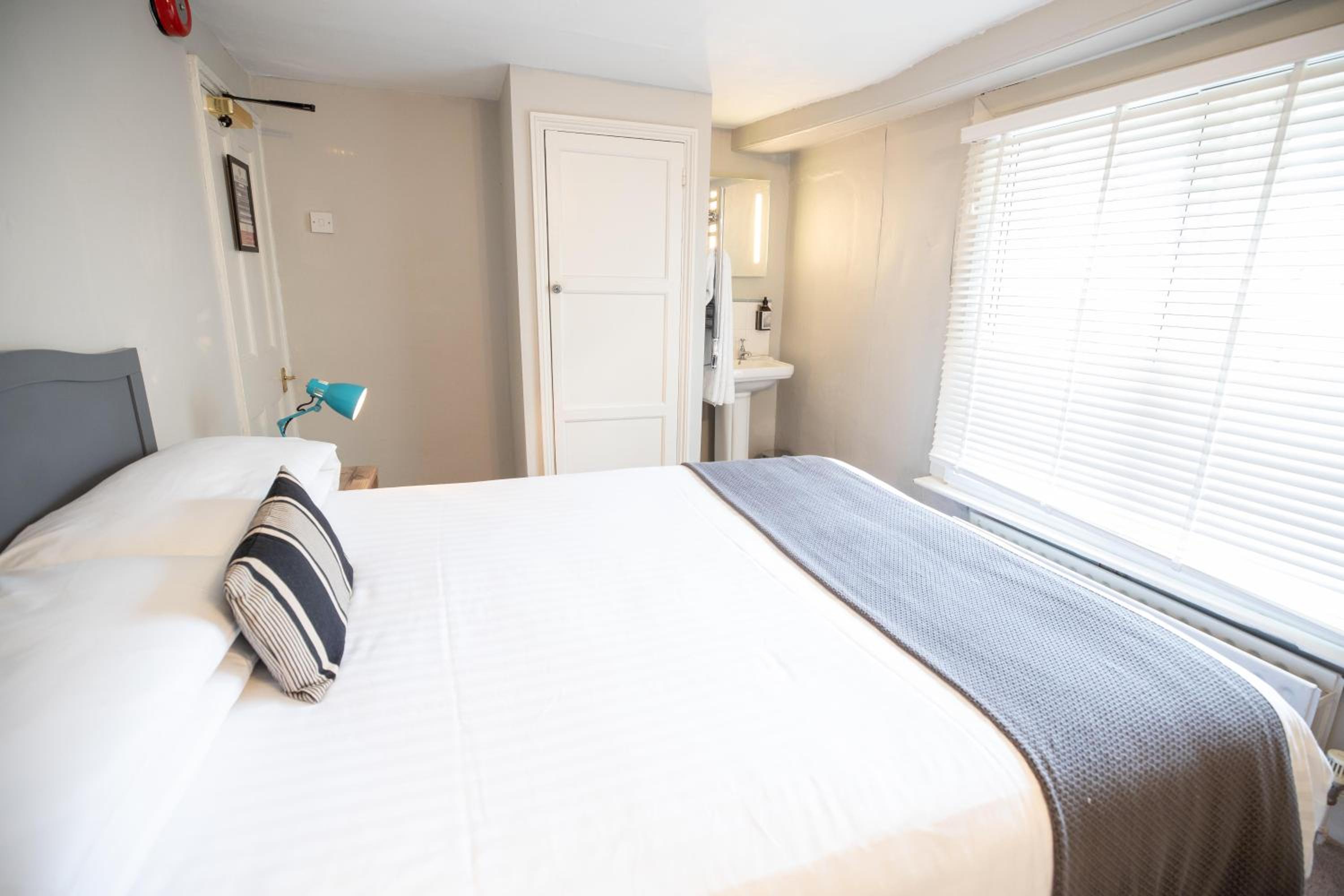 Double Room with Shared Bathroom photo 2