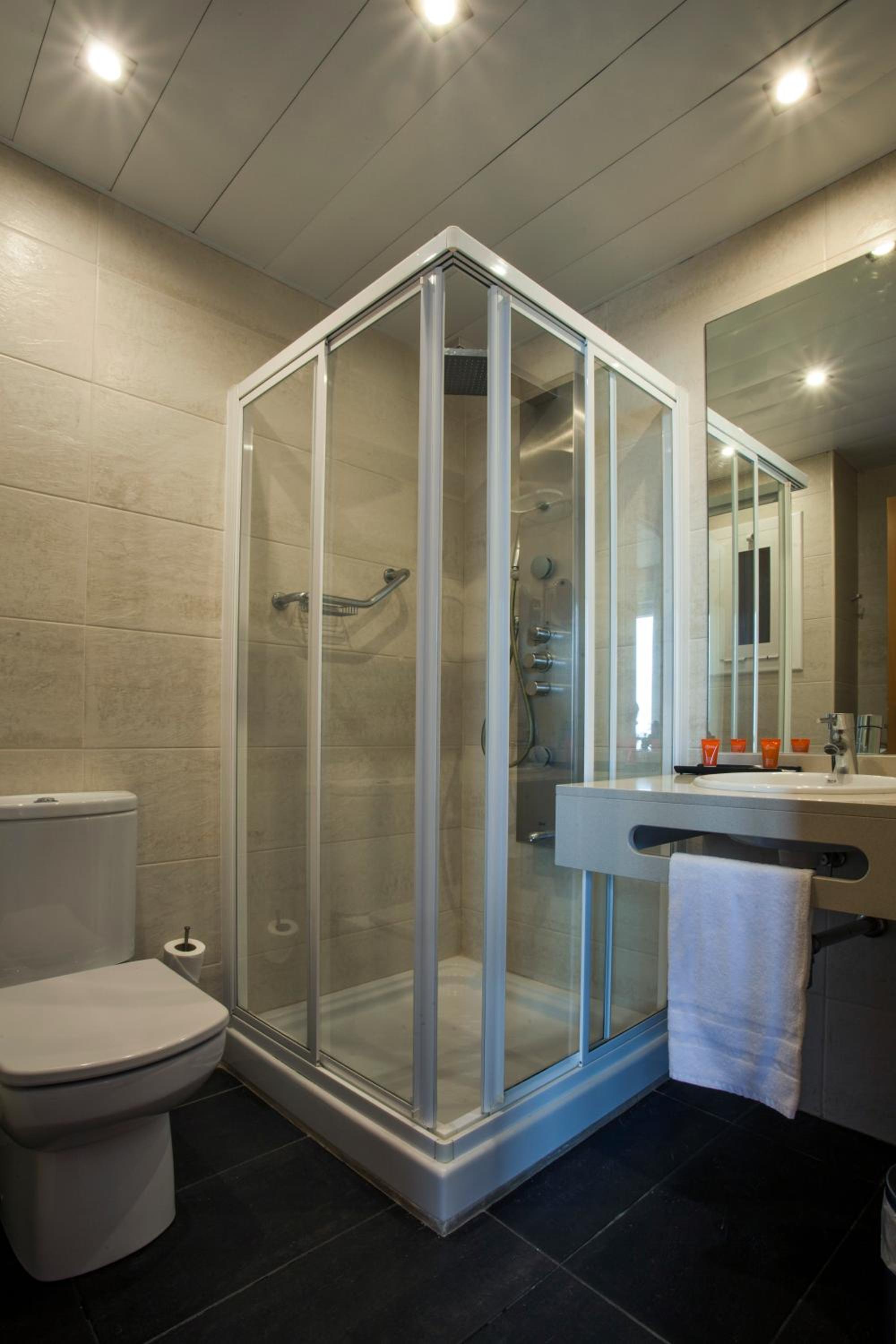 Standard Twin Room - Photo 2