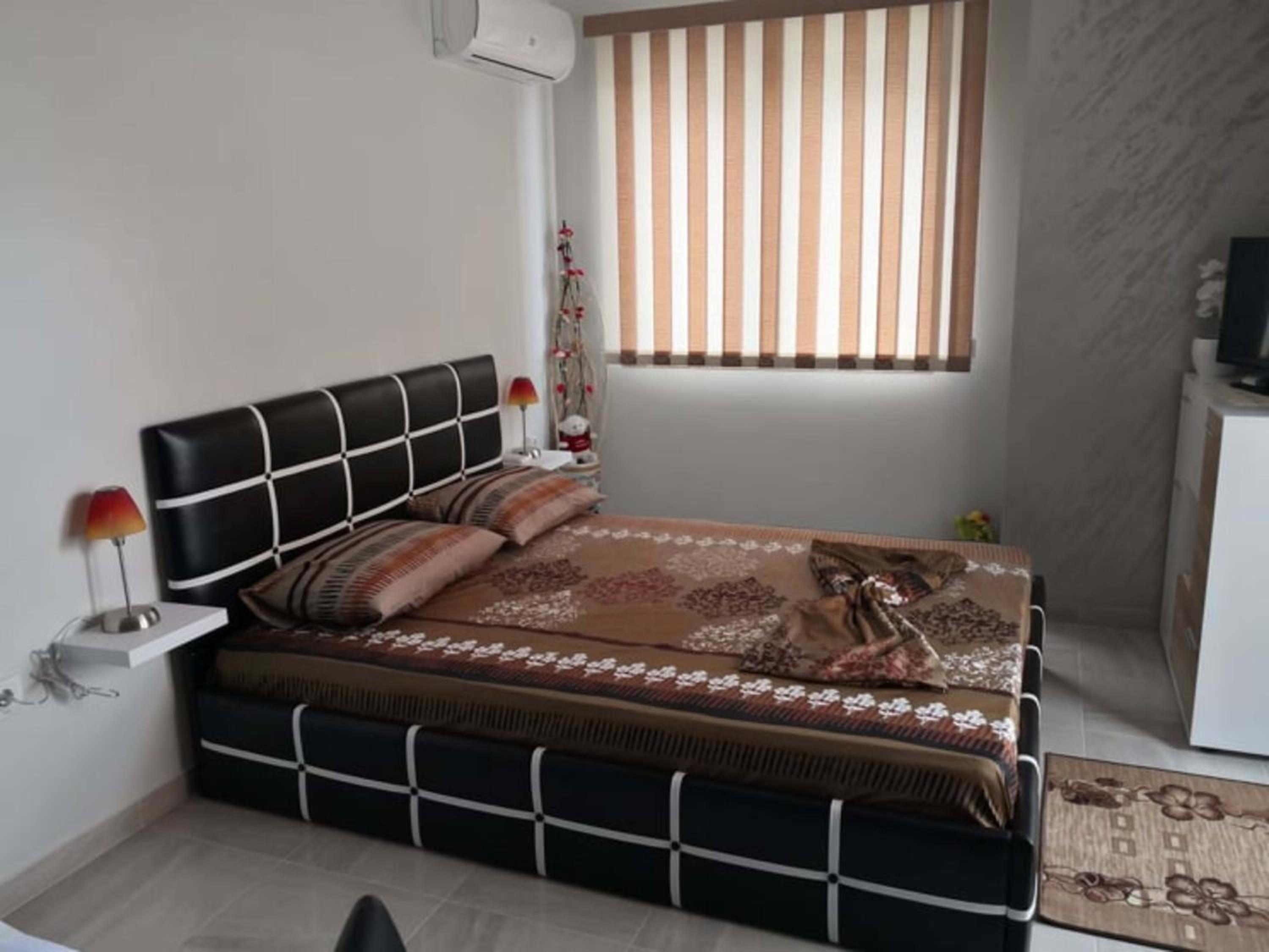 Studio Apartment - Photo 1