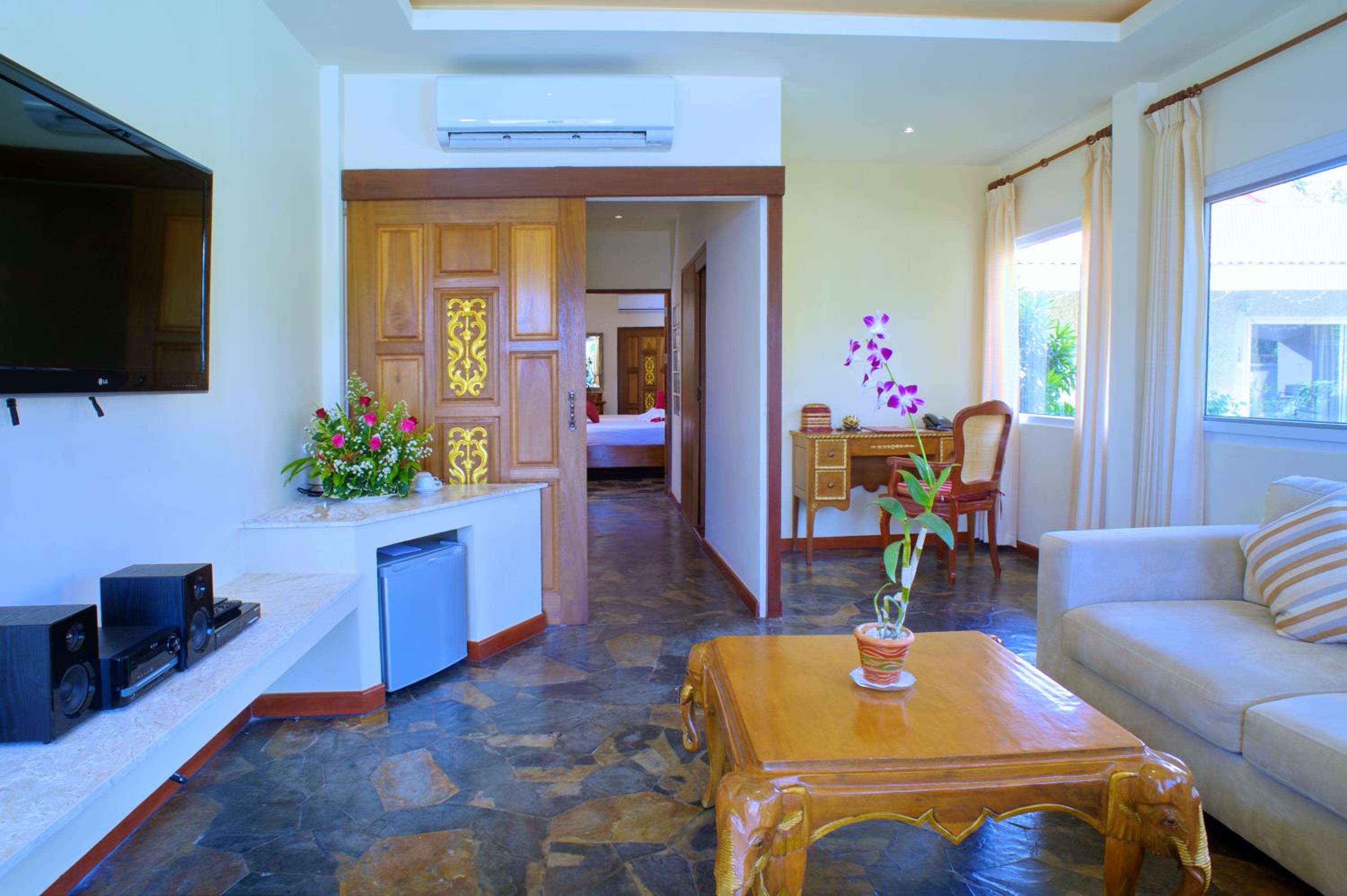 Family Villa with Sea View - Photo 5