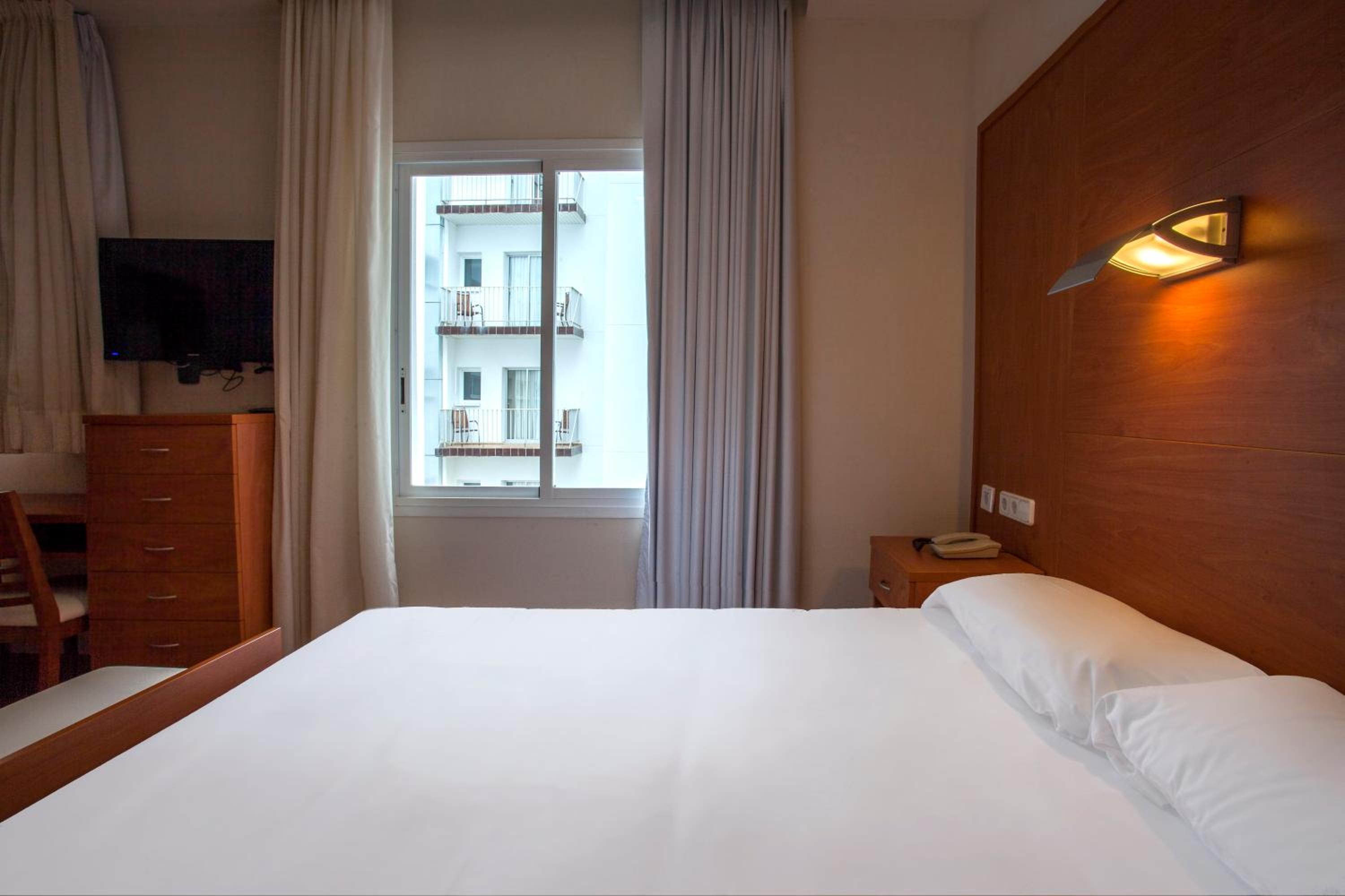 Standard Twin Room - Photo 4