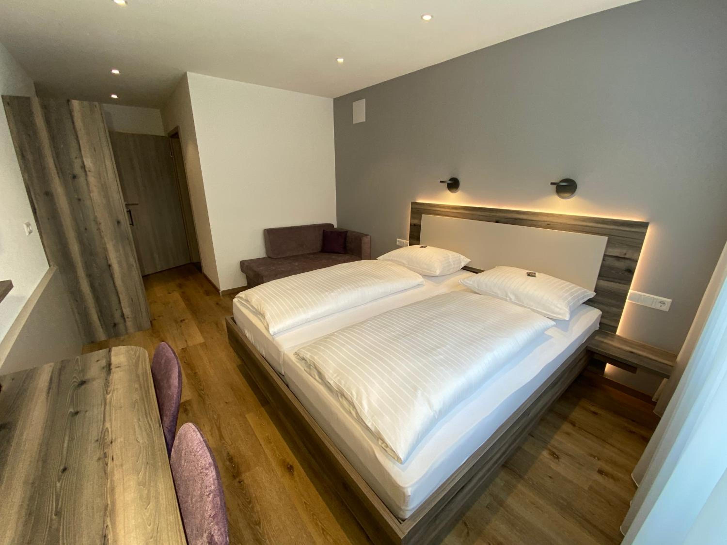 Double Room with Balcony (3 Adults) - Photo 8