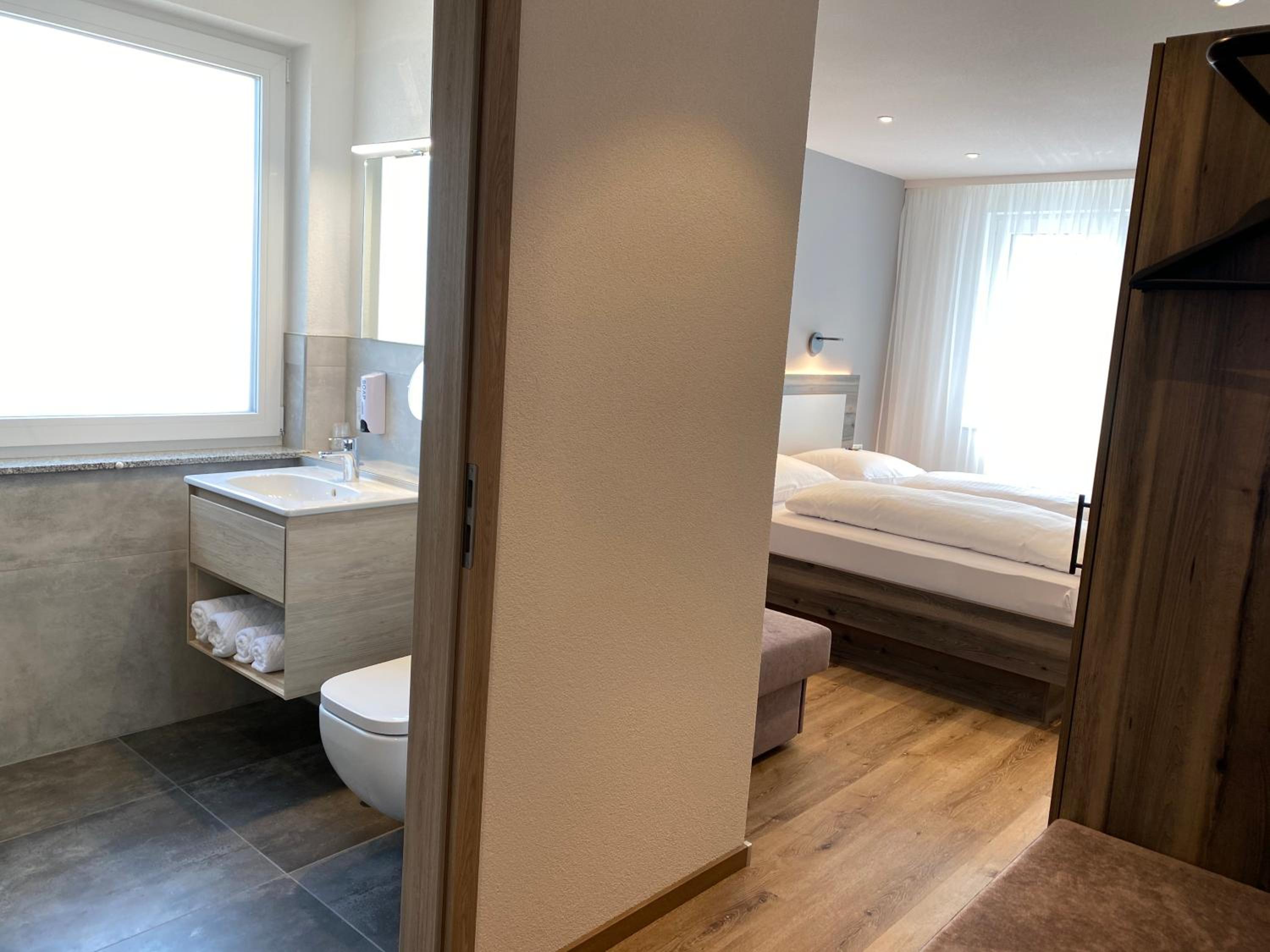Double Room with Balcony (3 Adults) - Photo 10