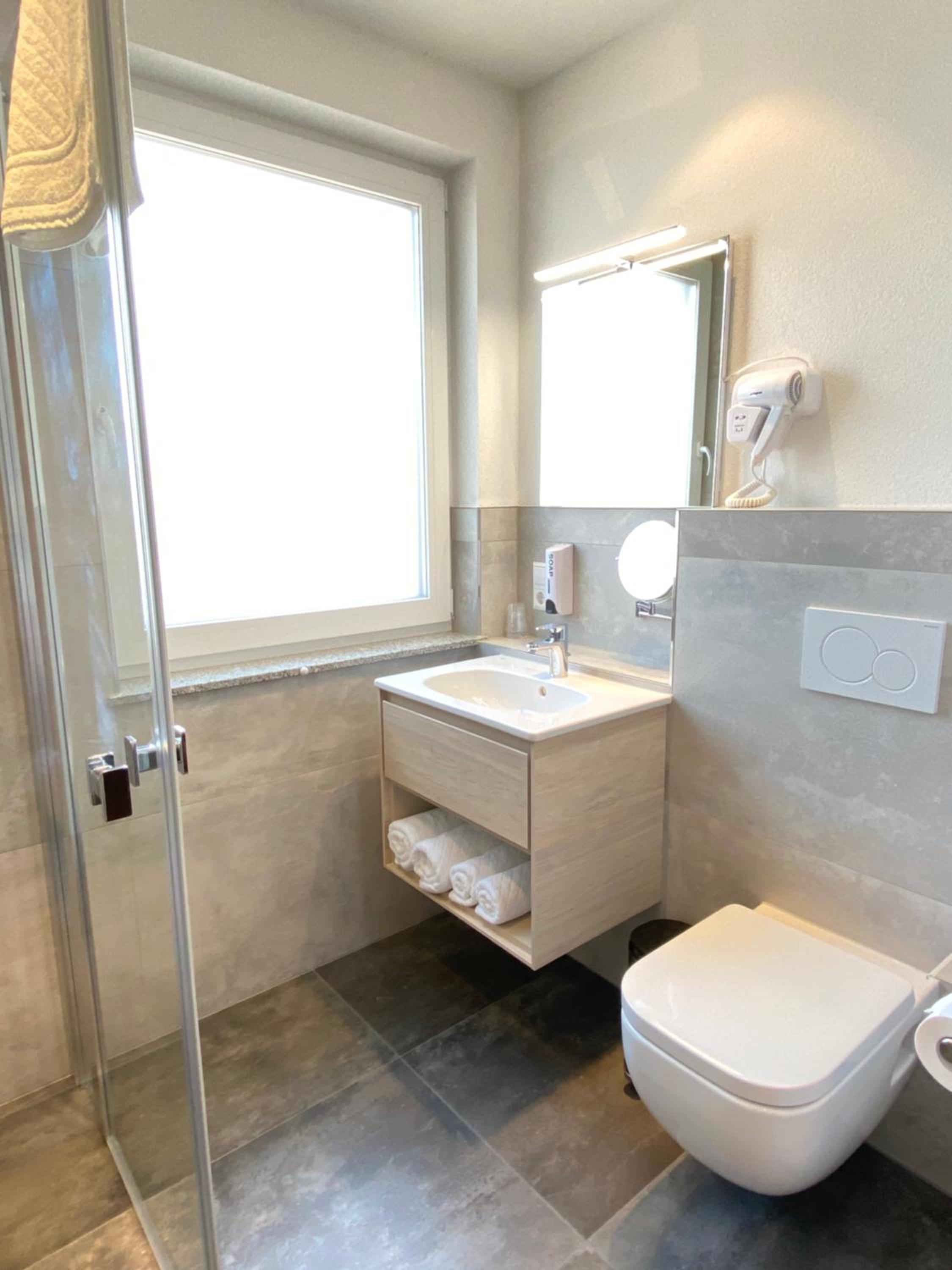 Double Room with Balcony (3 Adults) - Photo 4