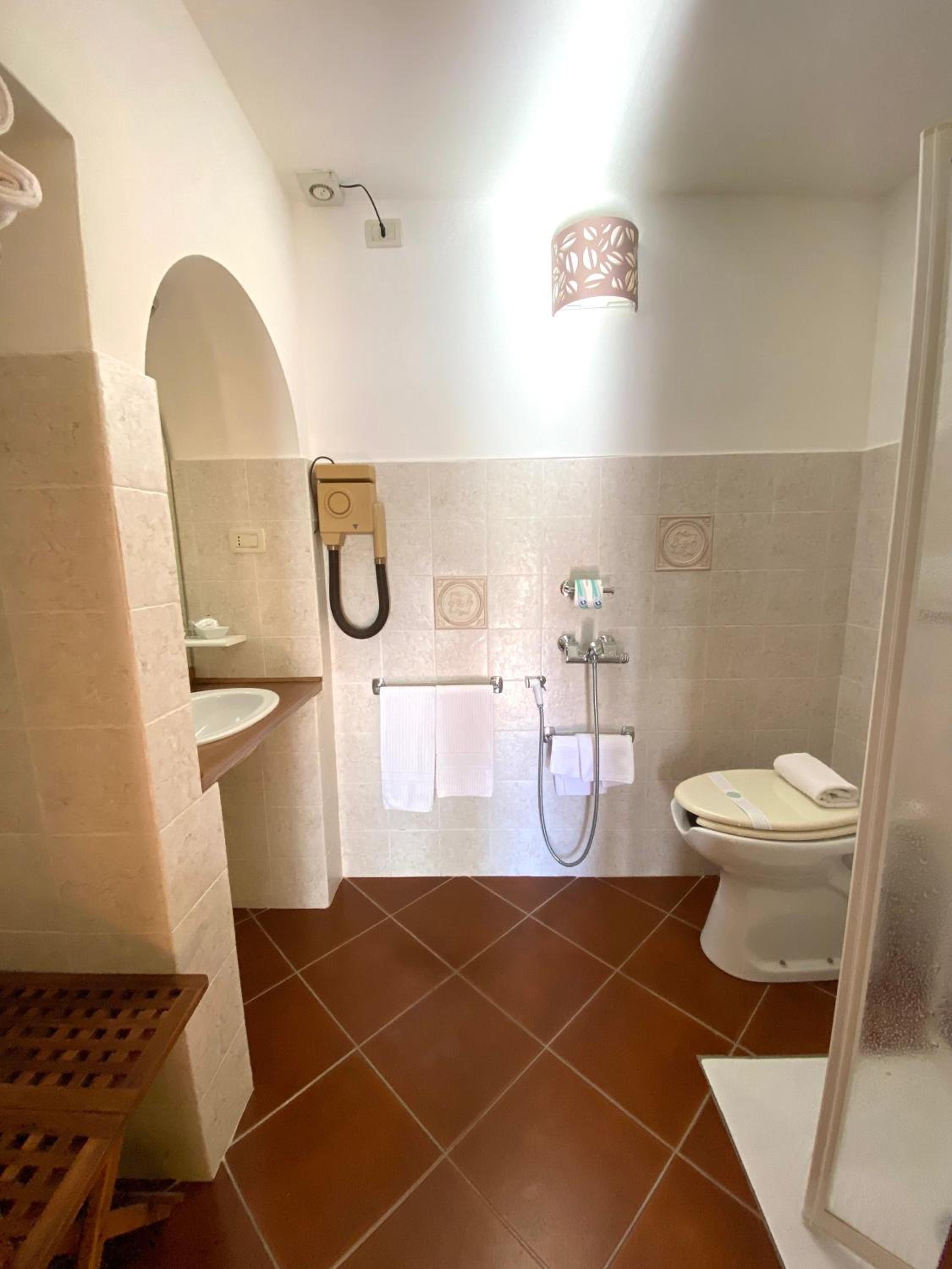Queen Room - Disability Access - Photo 5