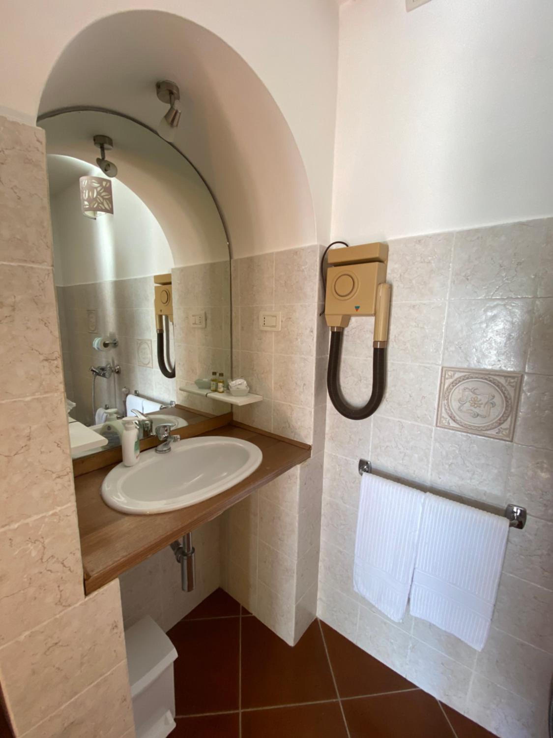 Queen Room - Disability Access - Photo 3