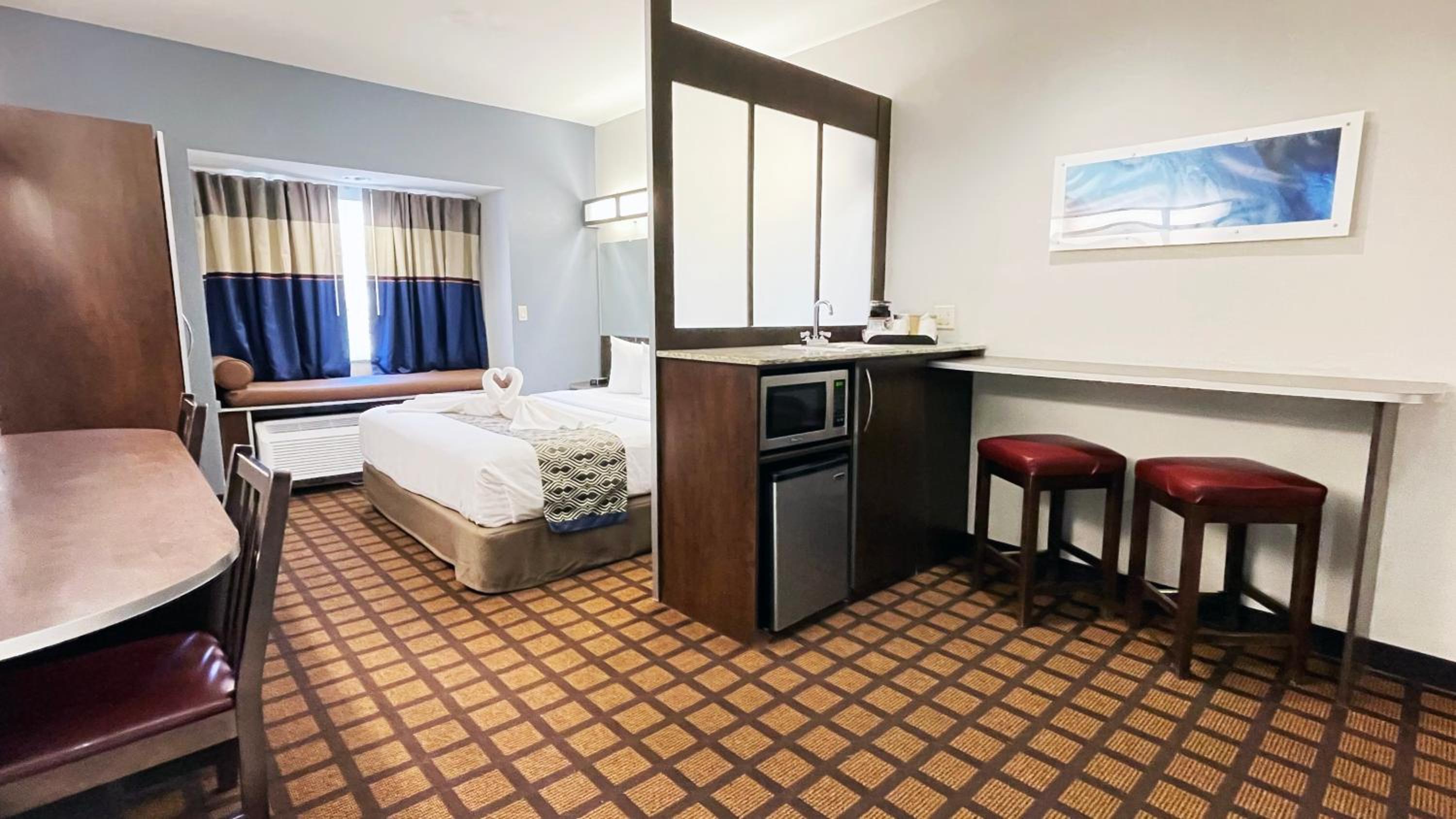 1 King Bed, Deluxe Studio Suite, Non-Smoking  - Photo 2
