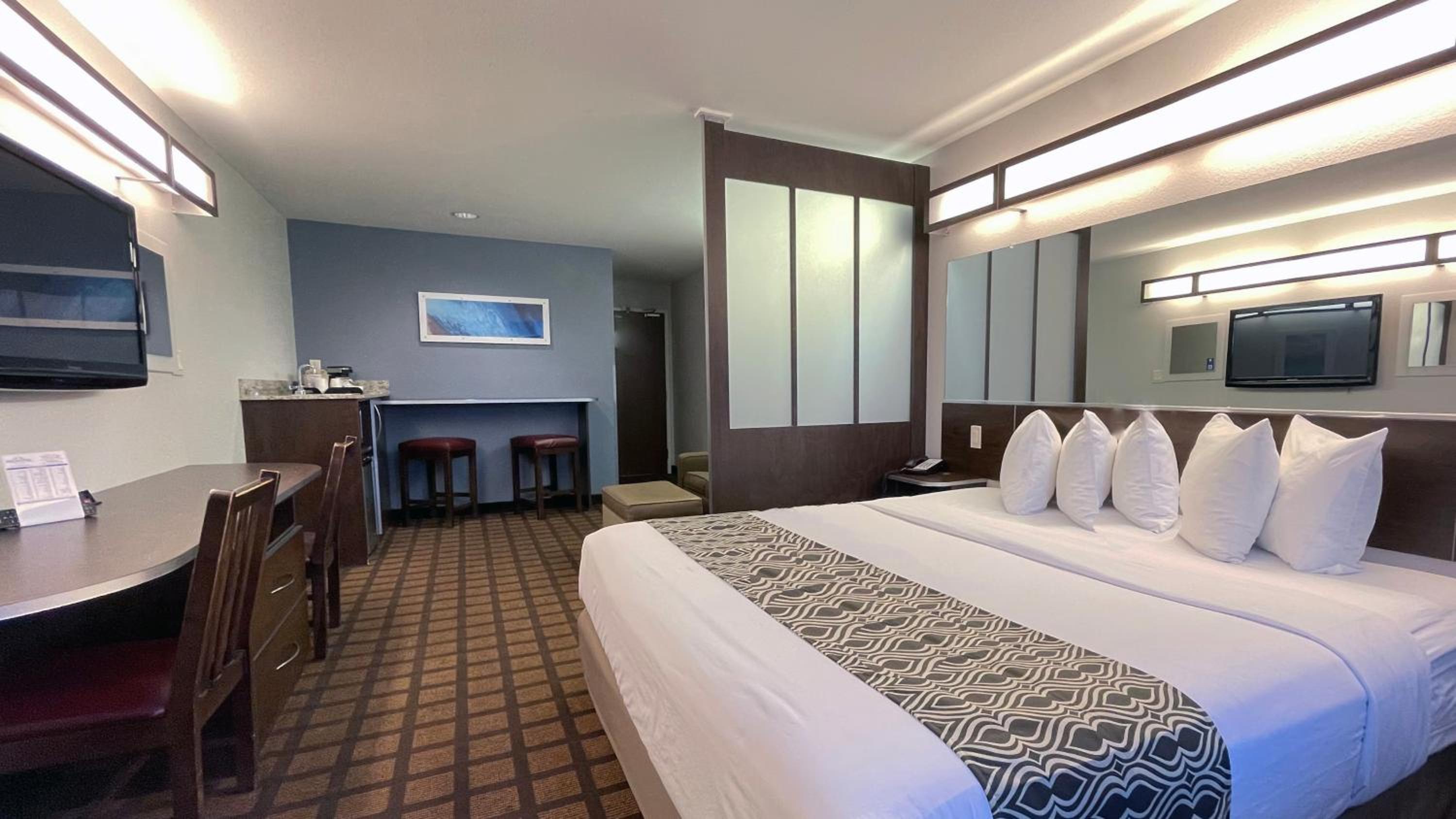 1 King Bed, Studio Suite, Non-Smoking - Photo 5