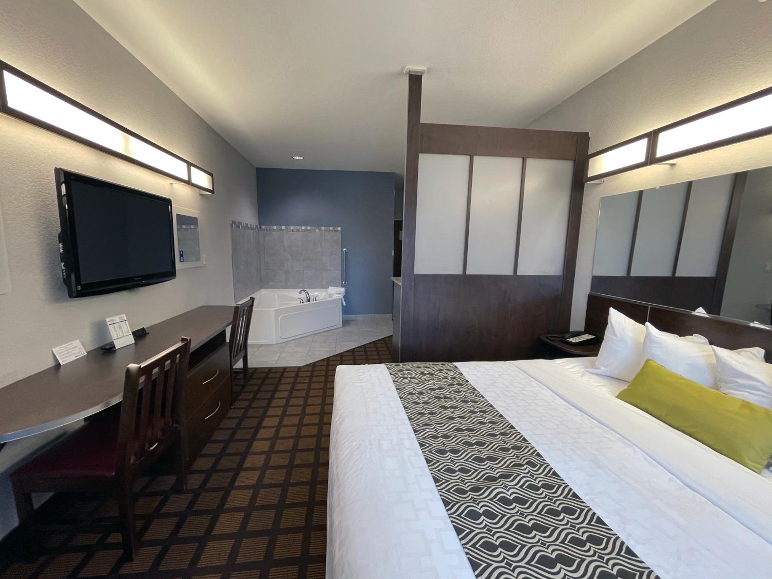 1 King Bed, Deluxe Studio Suite, Non-Smoking  - Photo 6