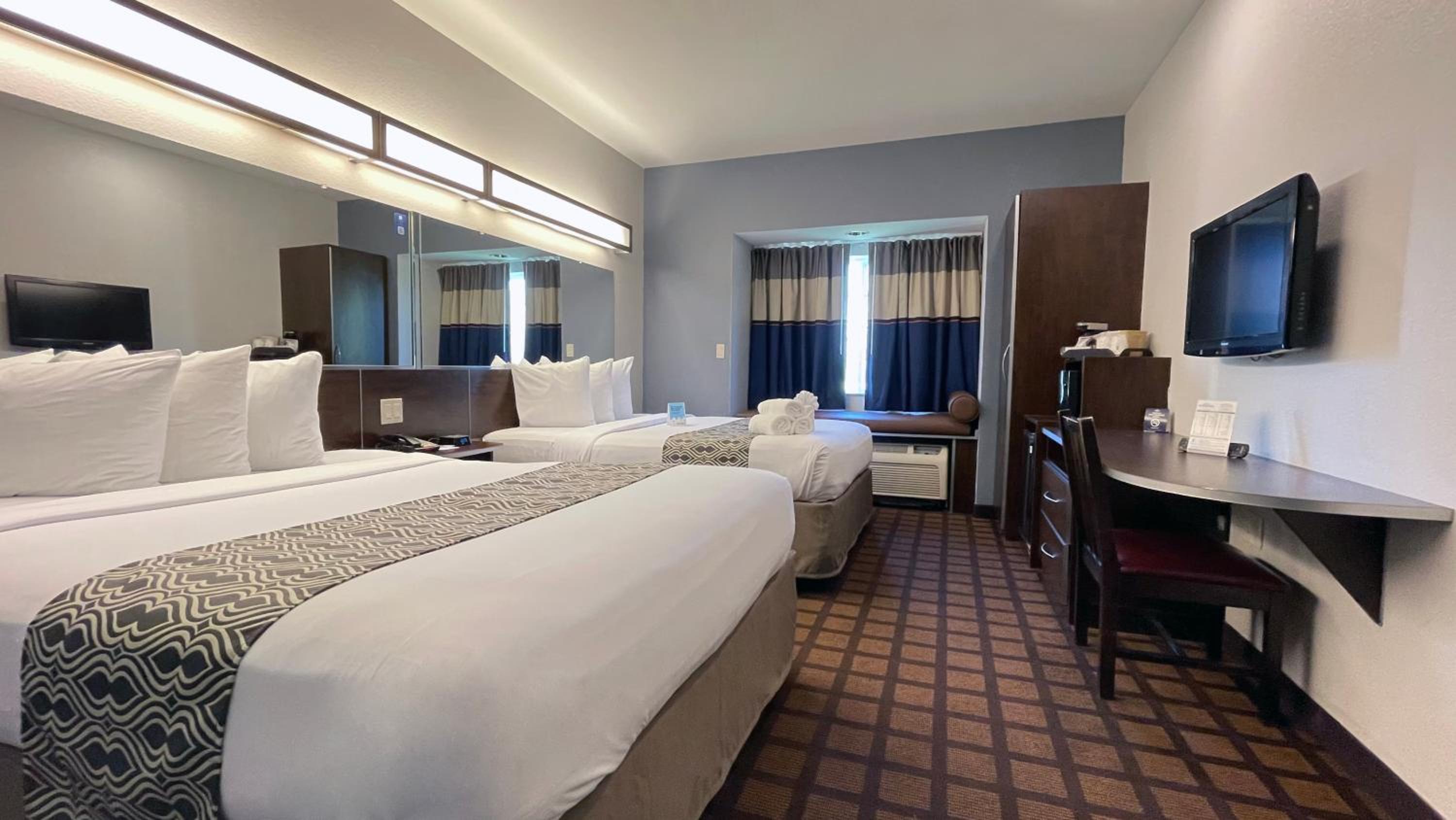 Queen Room with Two Queen Beds - Non-Smoking - Photo 1