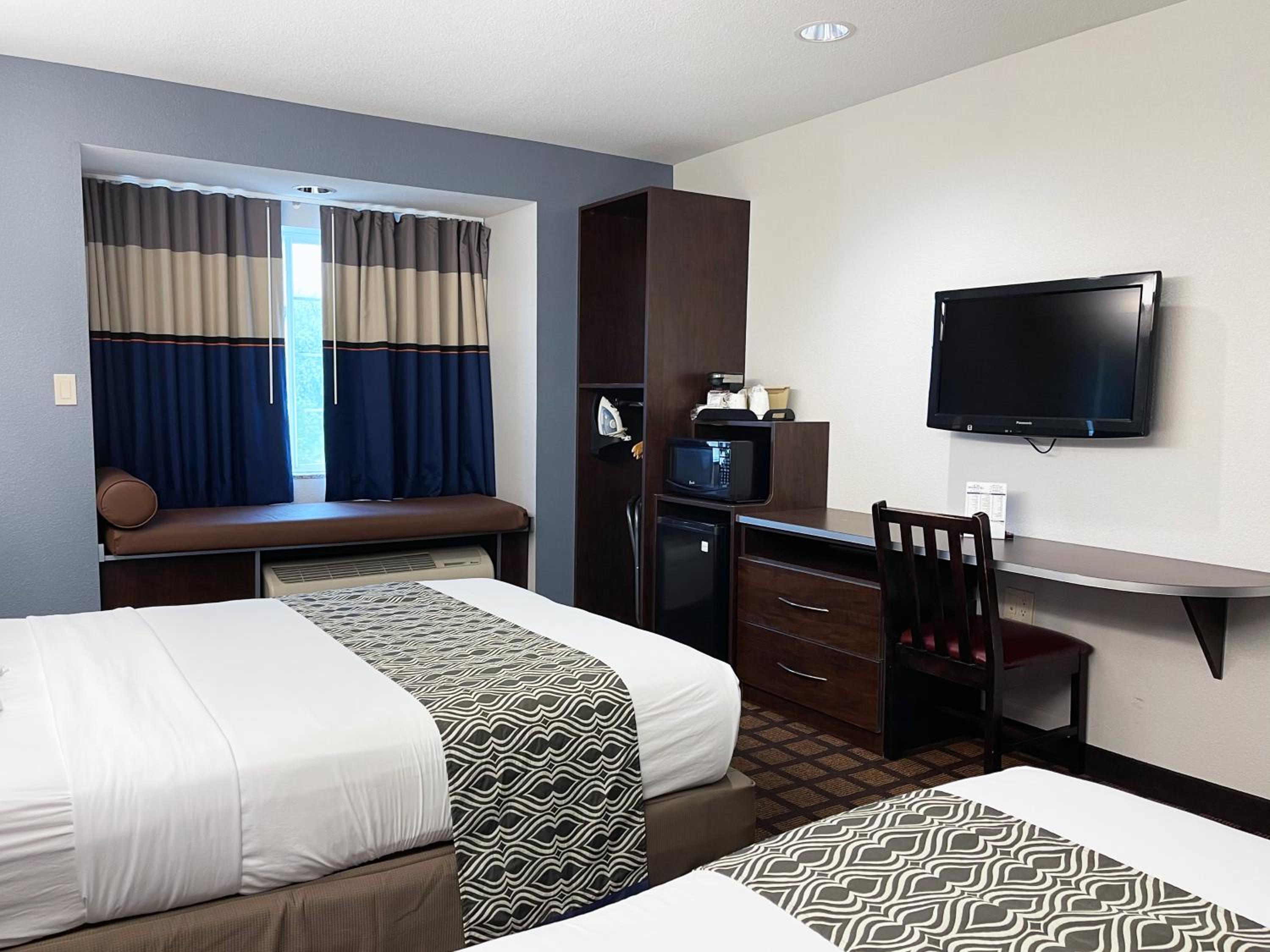 Queen Room with Two Queen Beds - Non-Smoking - Photo 3