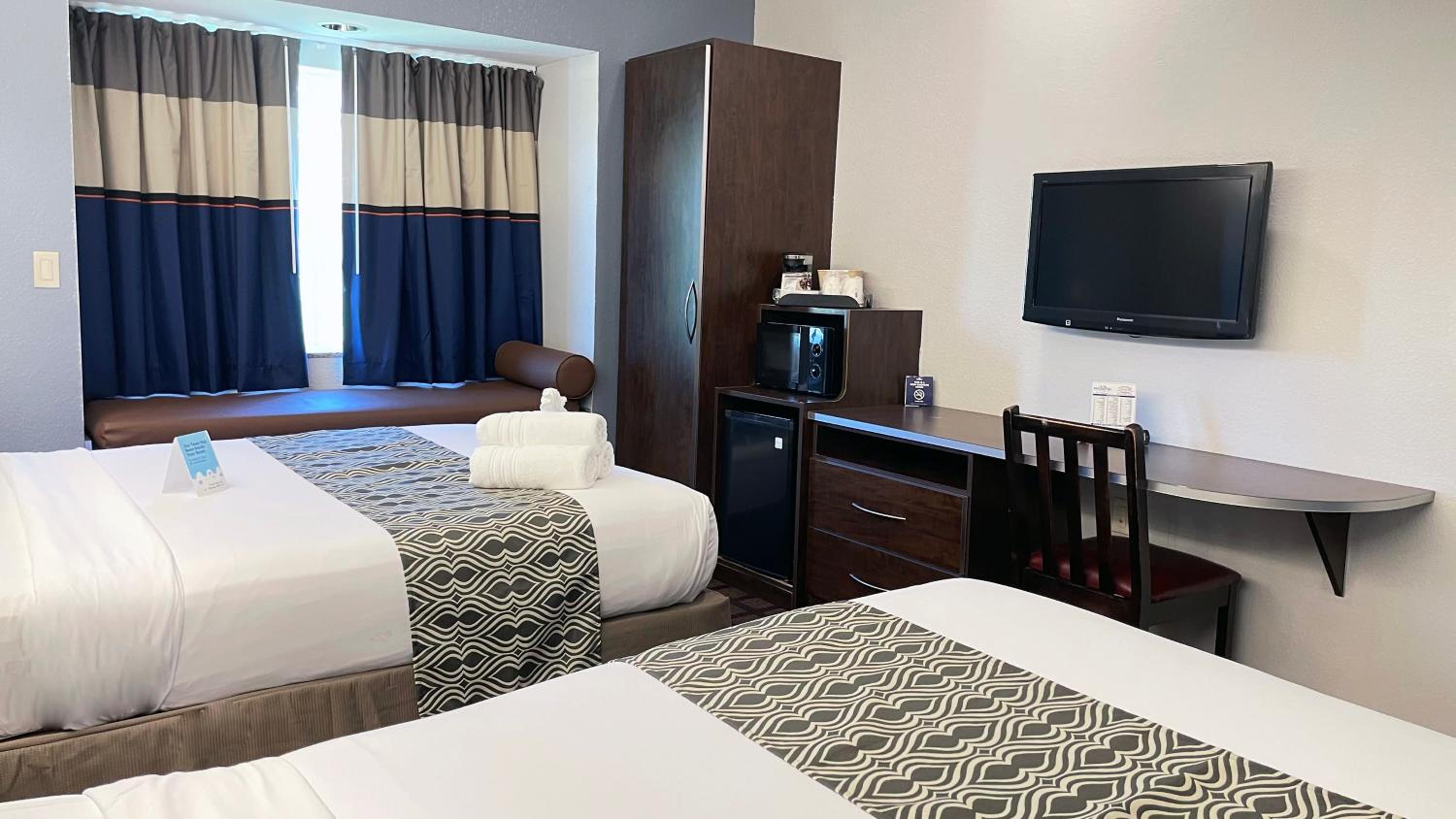 Queen Room with Two Queen Beds - Disability Access/Non-Smoking - Photo 2