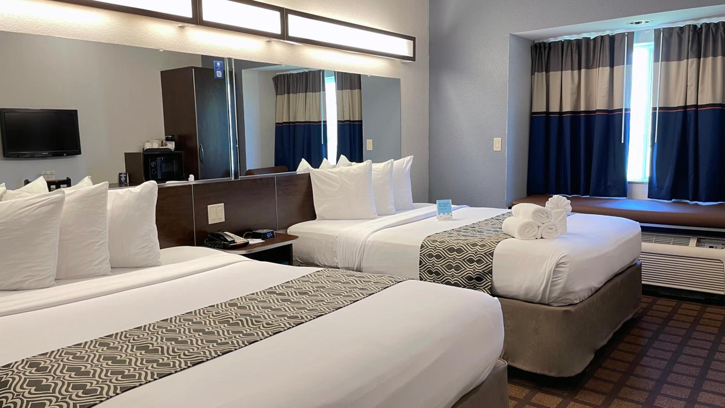 Queen Room with Two Queen Beds - Non-Smoking - Photo 2