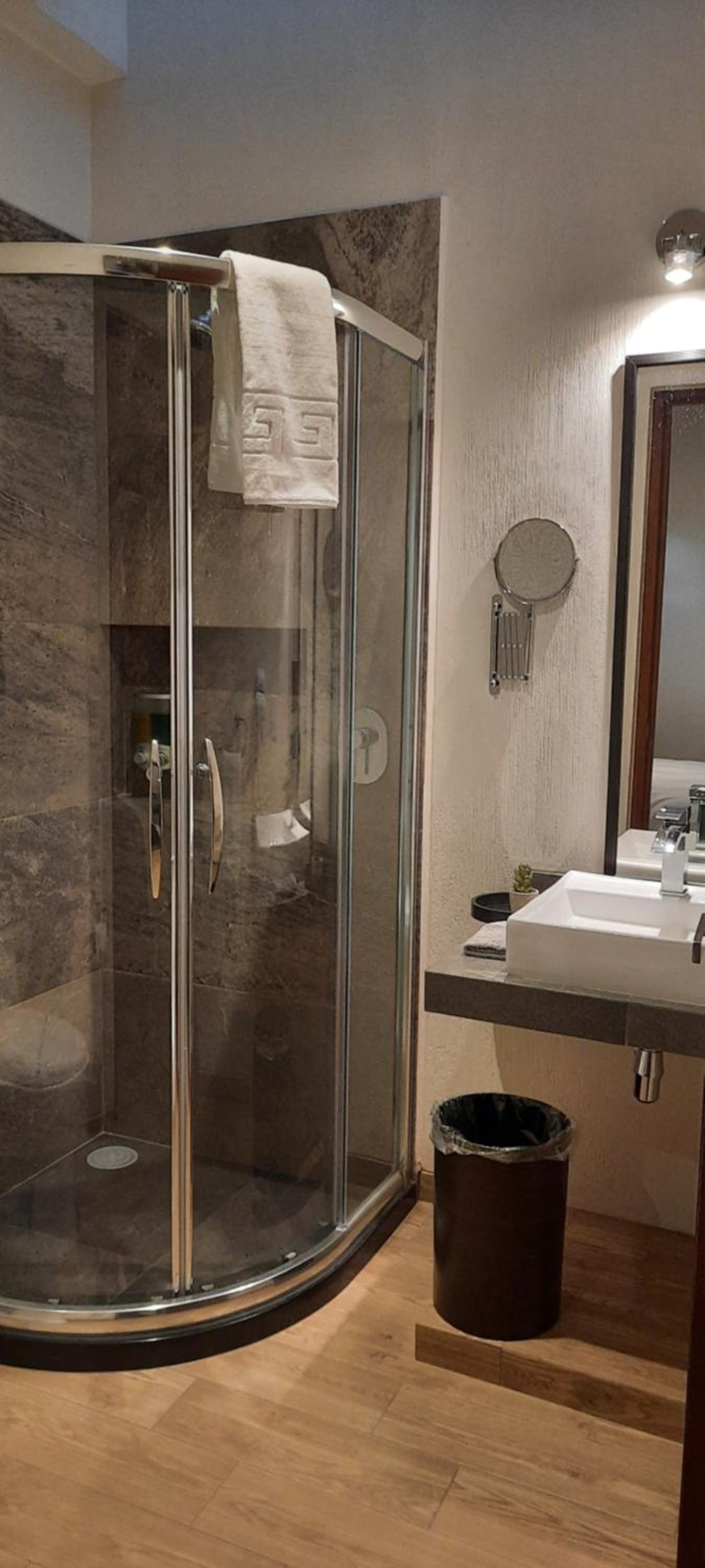 Deluxe Queen Room - Photo 6