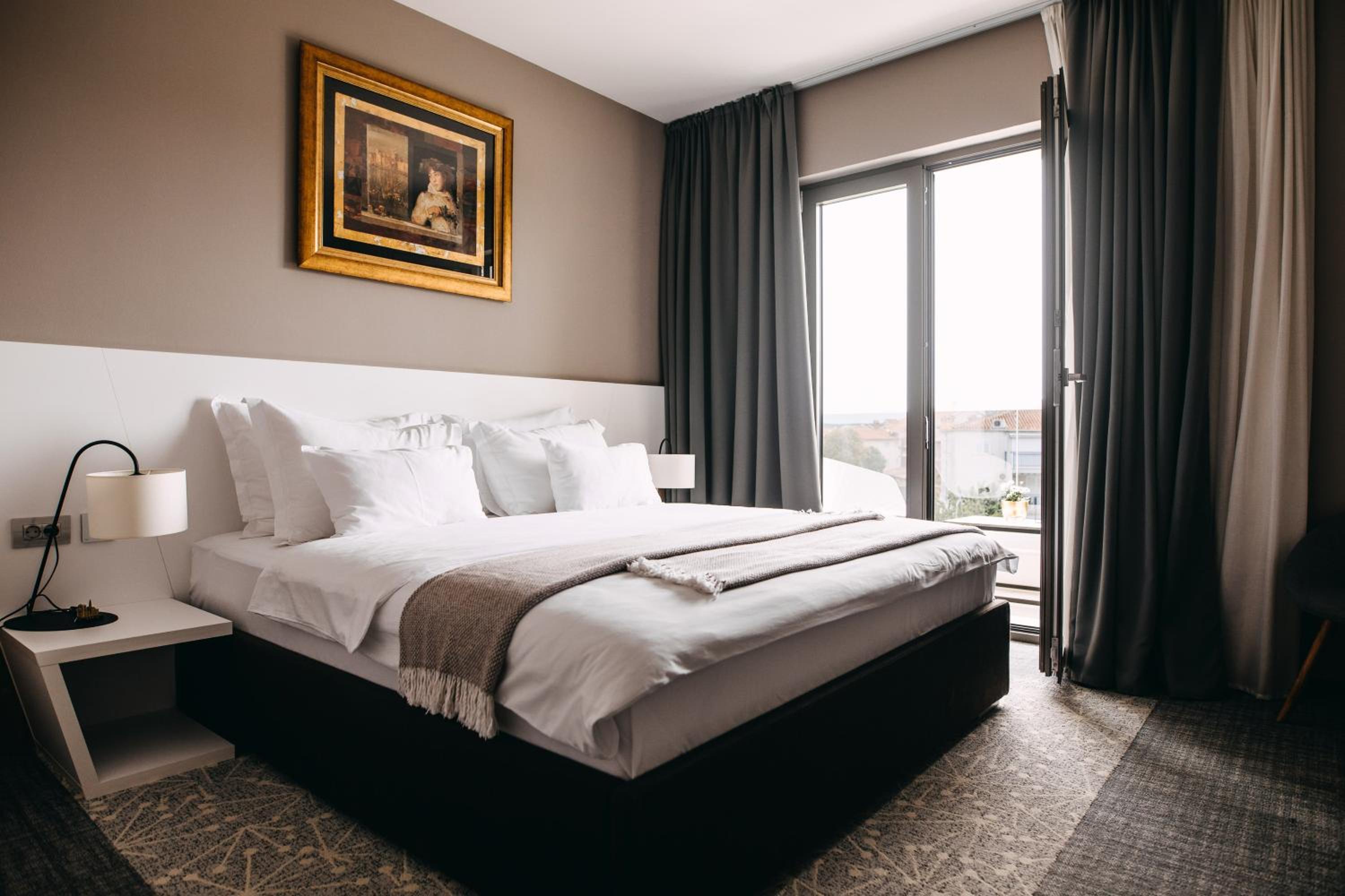 Deluxe Double Room with Balcony - Photo 10