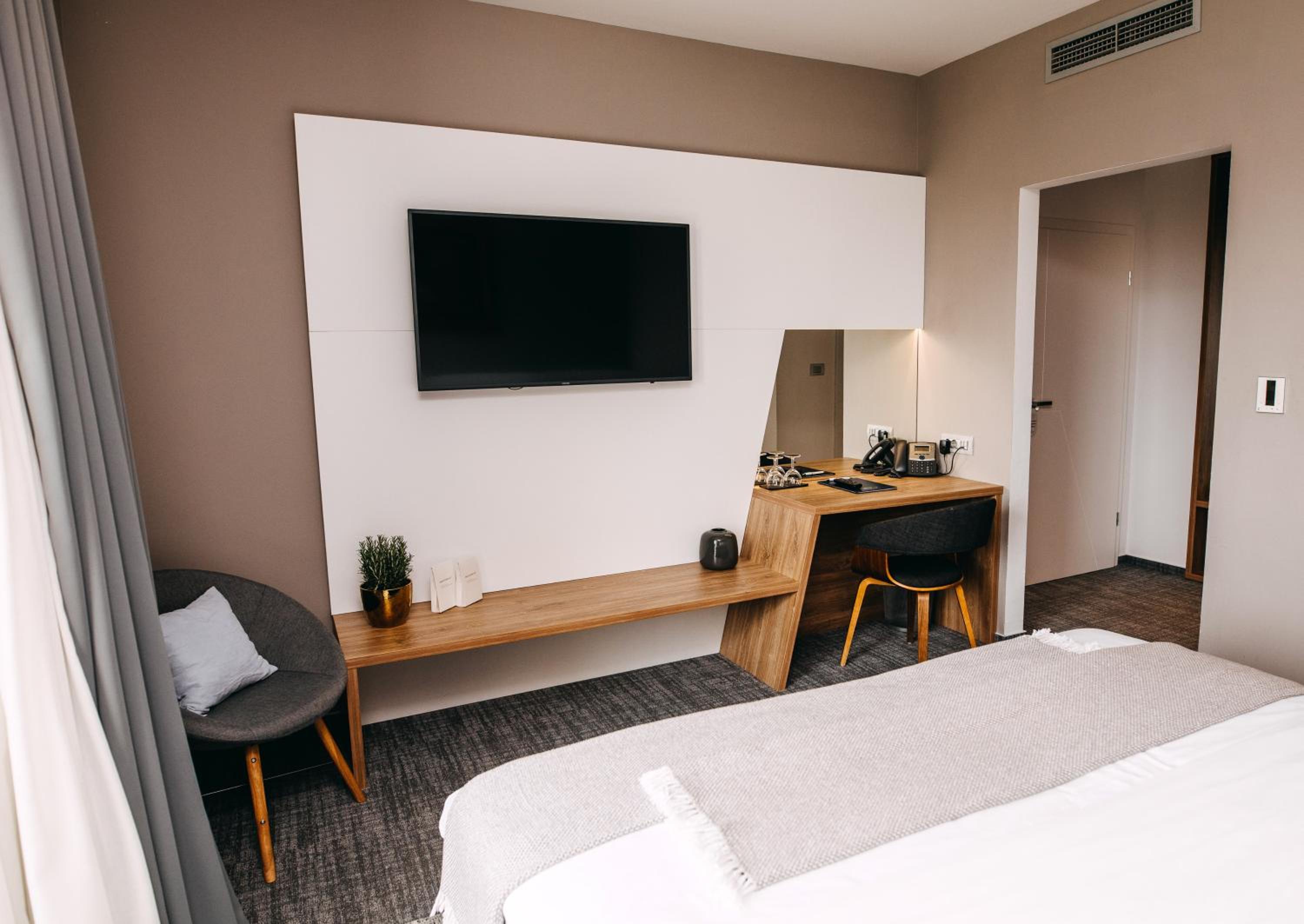 Deluxe Double Room with Balcony - Photo 8